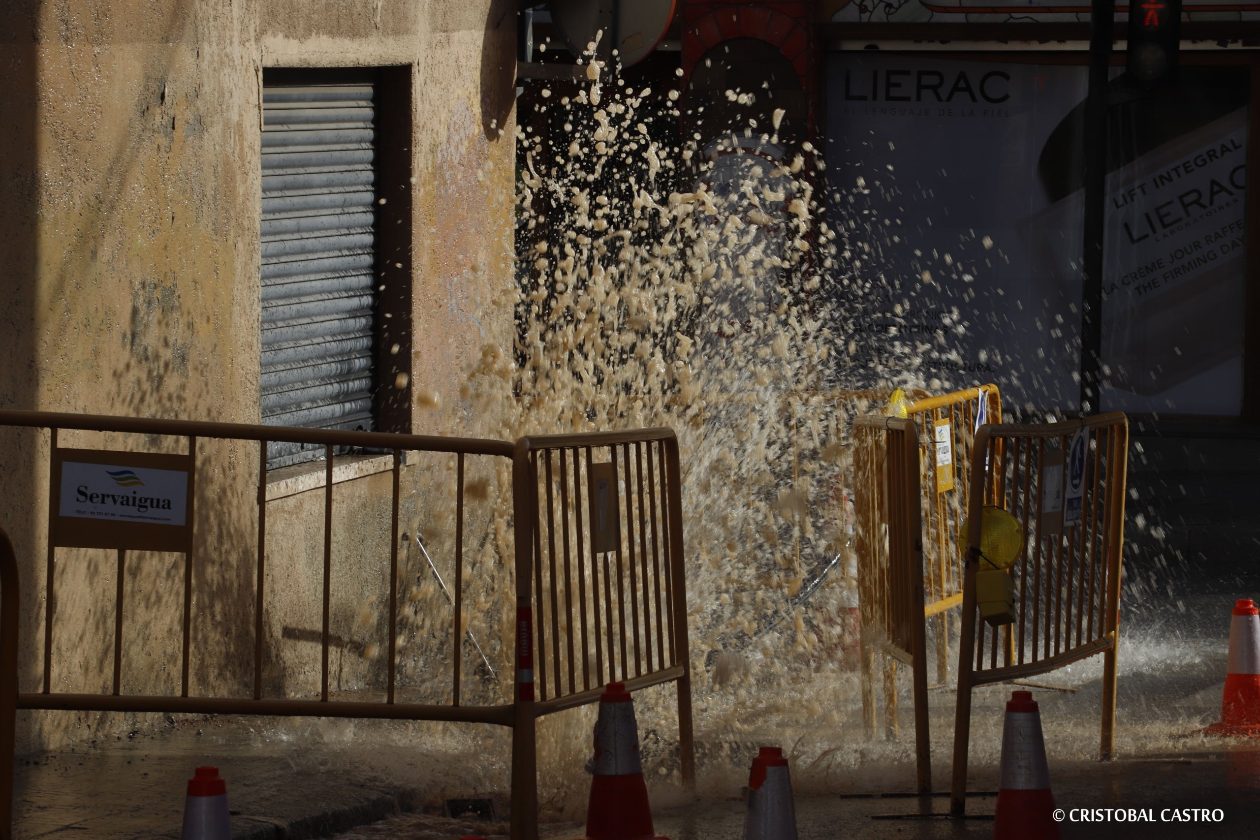 Fuga de agua en la calle Col·legi de Terrassa | Cristóbal Castro