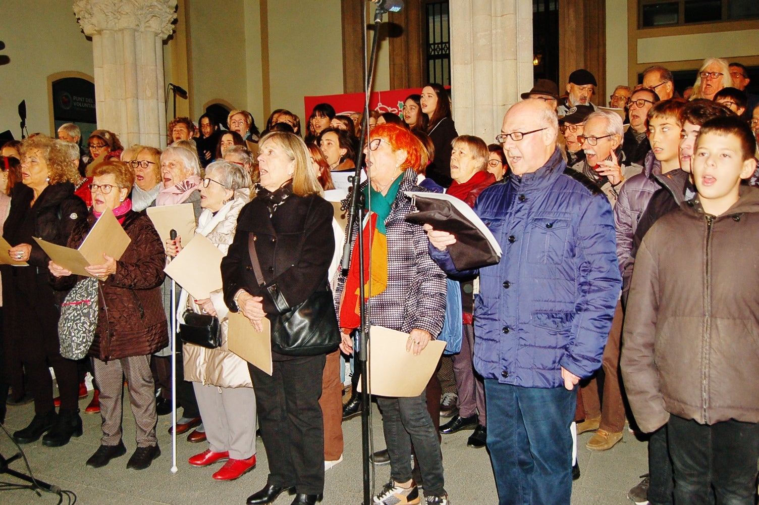 Terrassa dona el tret de sortida al Nadal amb l'encesa de l'enllumenat, la inauguració del Pessebre tradicional i nadales cantades per 'Terrassa Ciutat Coral' al Raval de Montserrat