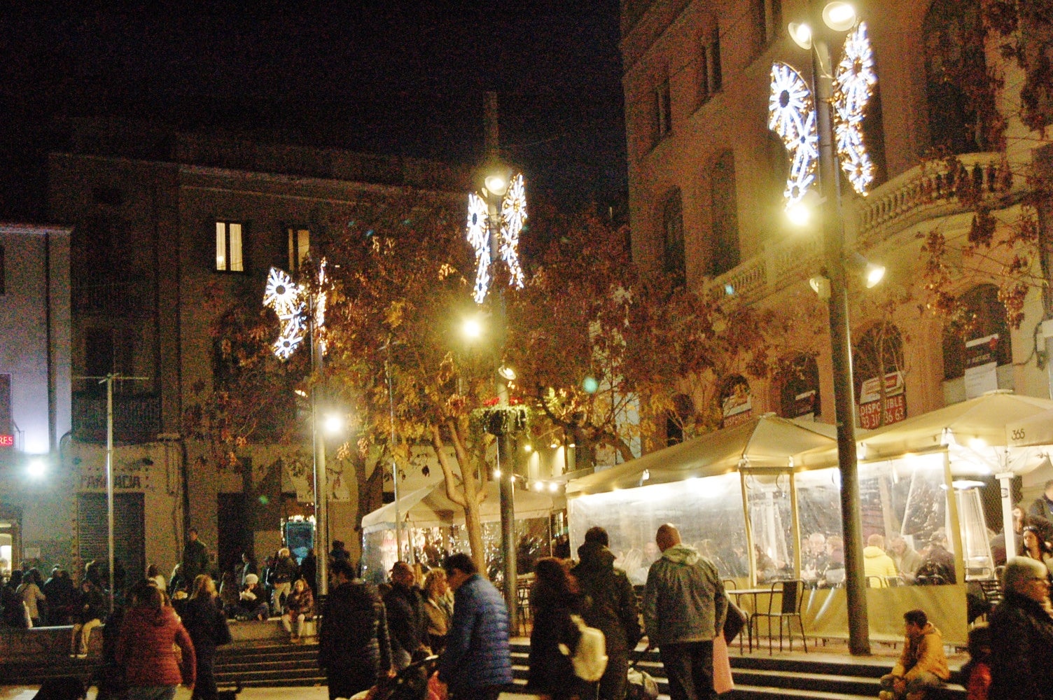 Terrassa dona el tret de sortida al Nadal amb l'encesa de l'enllumenat, la inauguració del Pessebre tradicional i nadales cantades per 'Terrassa Ciutat Coral' al Raval de Montserrat