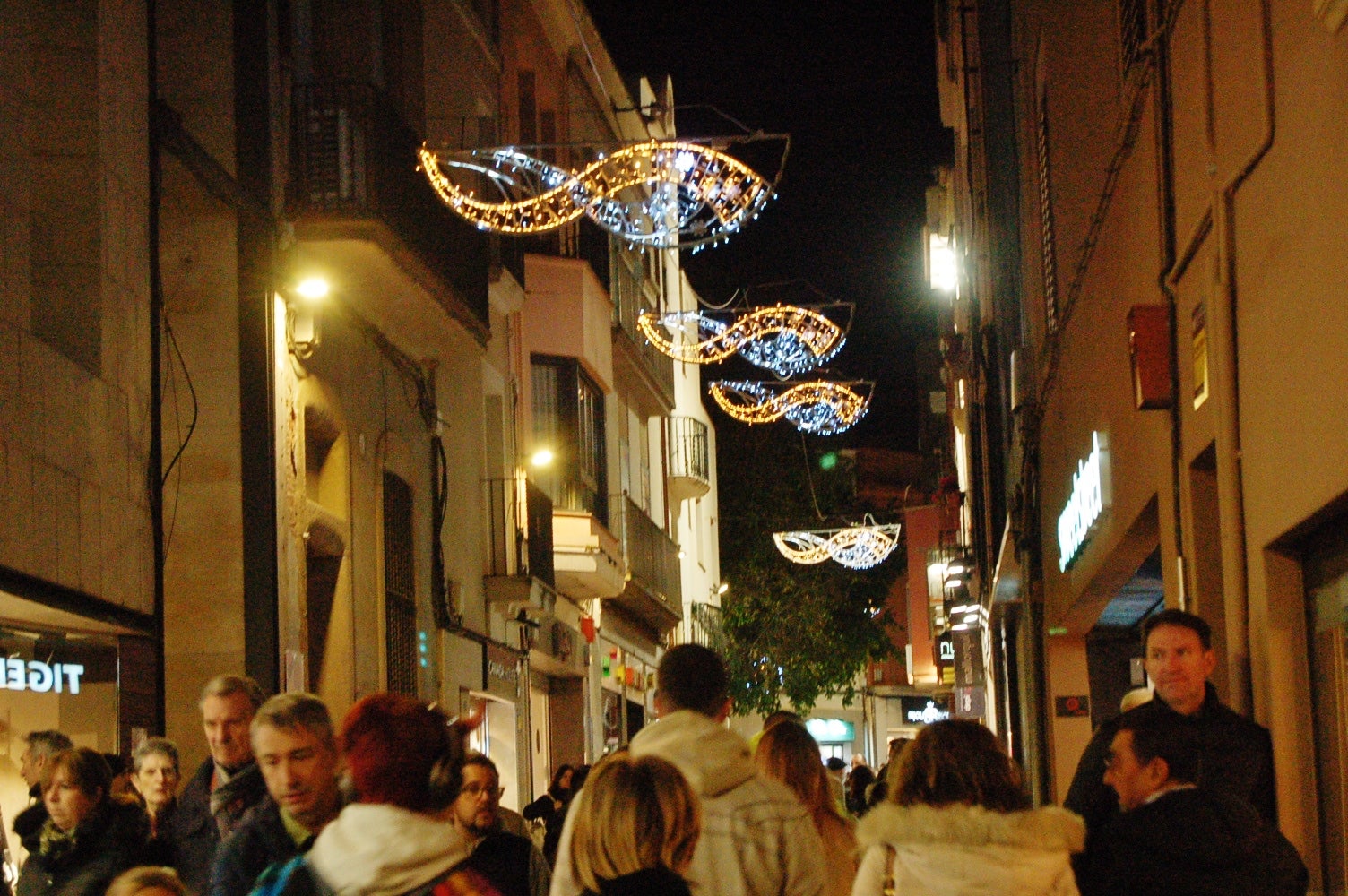 Terrassa dona el tret de sortida al Nadal amb l'encesa de l'enllumenat, la inauguració del Pessebre tradicional i nadales cantades per 'Terrassa Ciutat Coral' al Raval de Montserrat