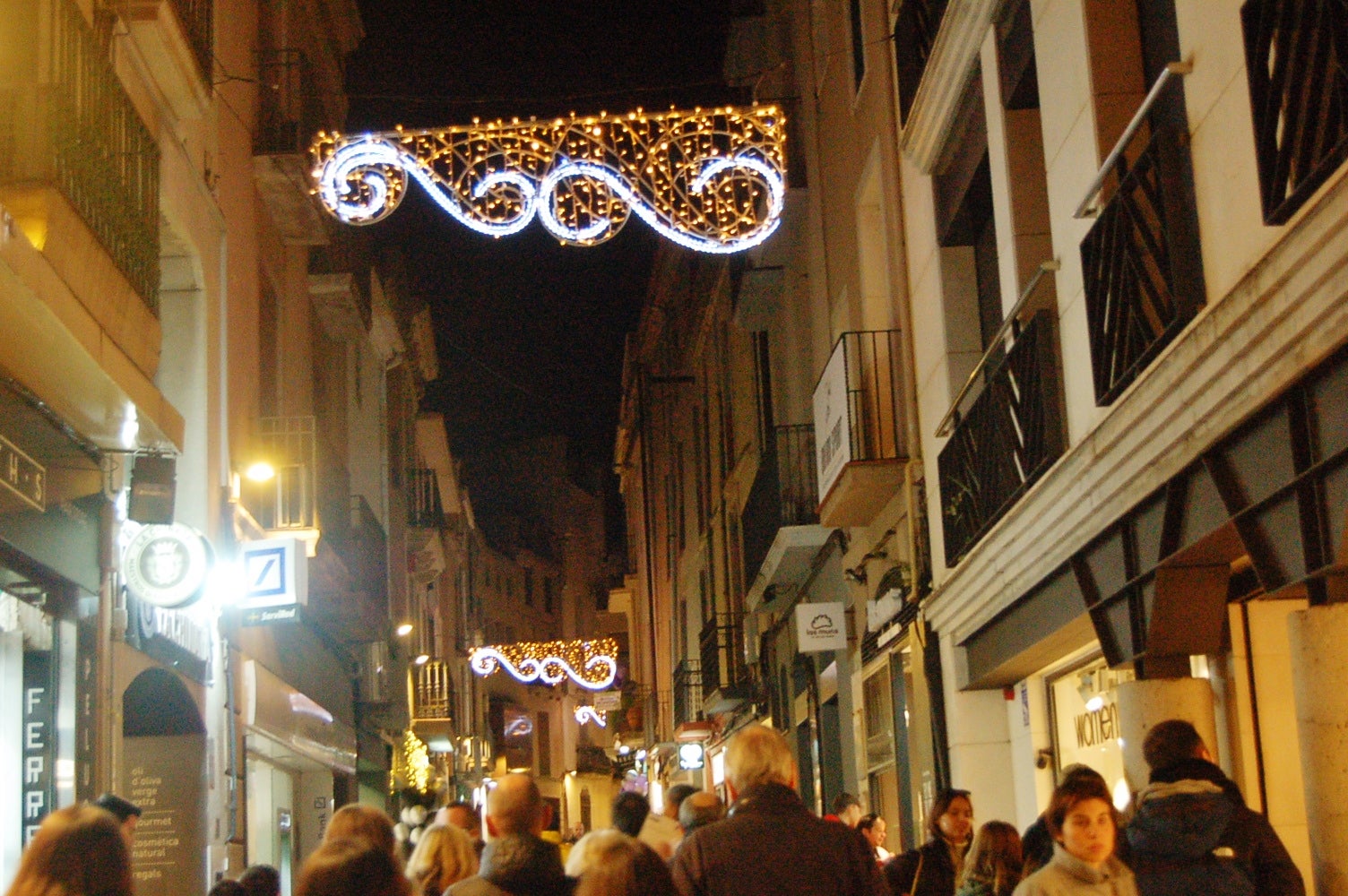 Terrassa dona el tret de sortida al Nadal amb l'encesa de l'enllumenat, la inauguració del Pessebre tradicional i nadales cantades per 'Terrassa Ciutat Coral' al Raval de Montserrat