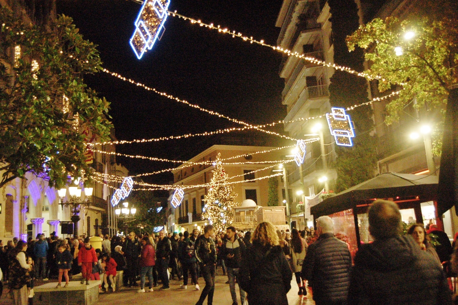 Terrassa dona el tret de sortida al Nadal amb l'encesa de l'enllumenat, la inauguració del Pessebre tradicional i nadales cantades per 'Terrassa Ciutat Coral' al Raval de Montserrat