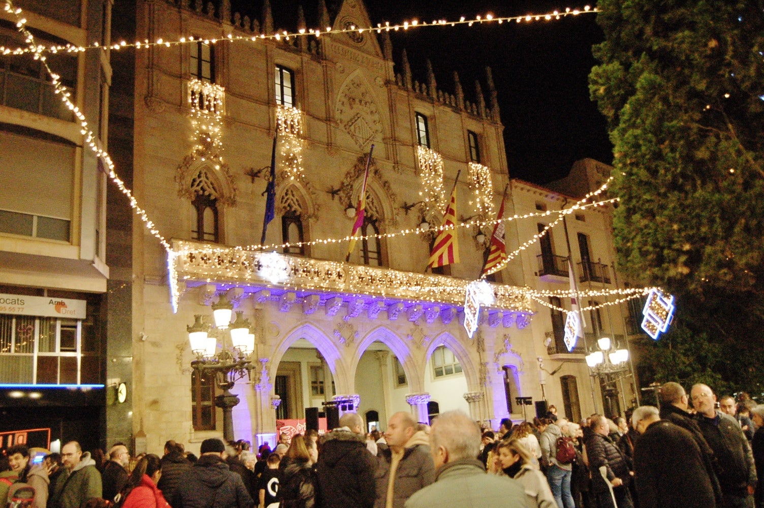 Terrassa dona el tret de sortida al Nadal amb l'encesa de l'enllumenat, la inauguració del Pessebre tradicional i nadales cantades per 'Terrassa Ciutat Coral' al Raval de Montserrat