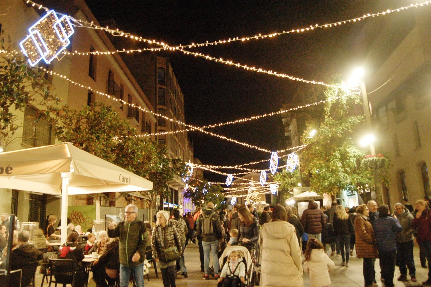 Terrassa dona el tret de sortida al Nadal amb l'encesa de l'enllumenat, la inauguració del Pessebre tradicional i nadales cantades per 'Terrassa Ciutat Coral' al Raval de Montserrat