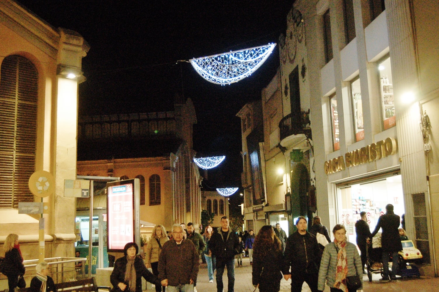 Terrassa dona el tret de sortida al Nadal amb l'encesa de l'enllumenat, la inauguració del Pessebre tradicional i nadales cantades per 'Terrassa Ciutat Coral' al Raval de Montserrat