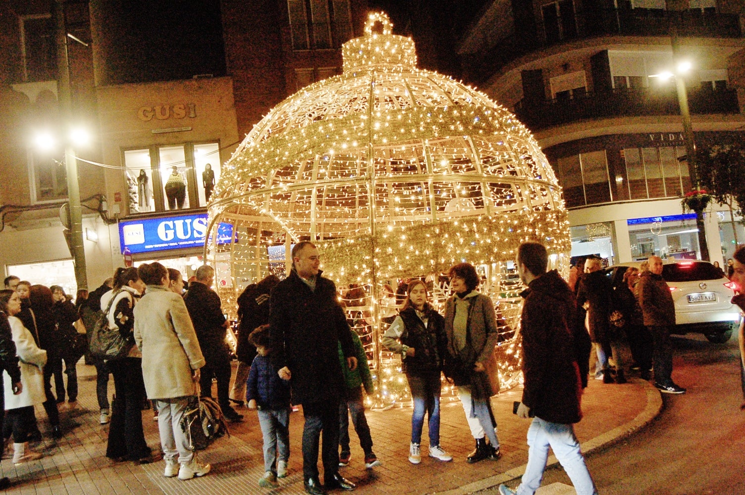 Terrassa dona el tret de sortida al Nadal amb l'encesa de l'enllumenat, la inauguració del Pessebre tradicional i nadales cantades per 'Terrassa Ciutat Coral' al Raval de Montserrat