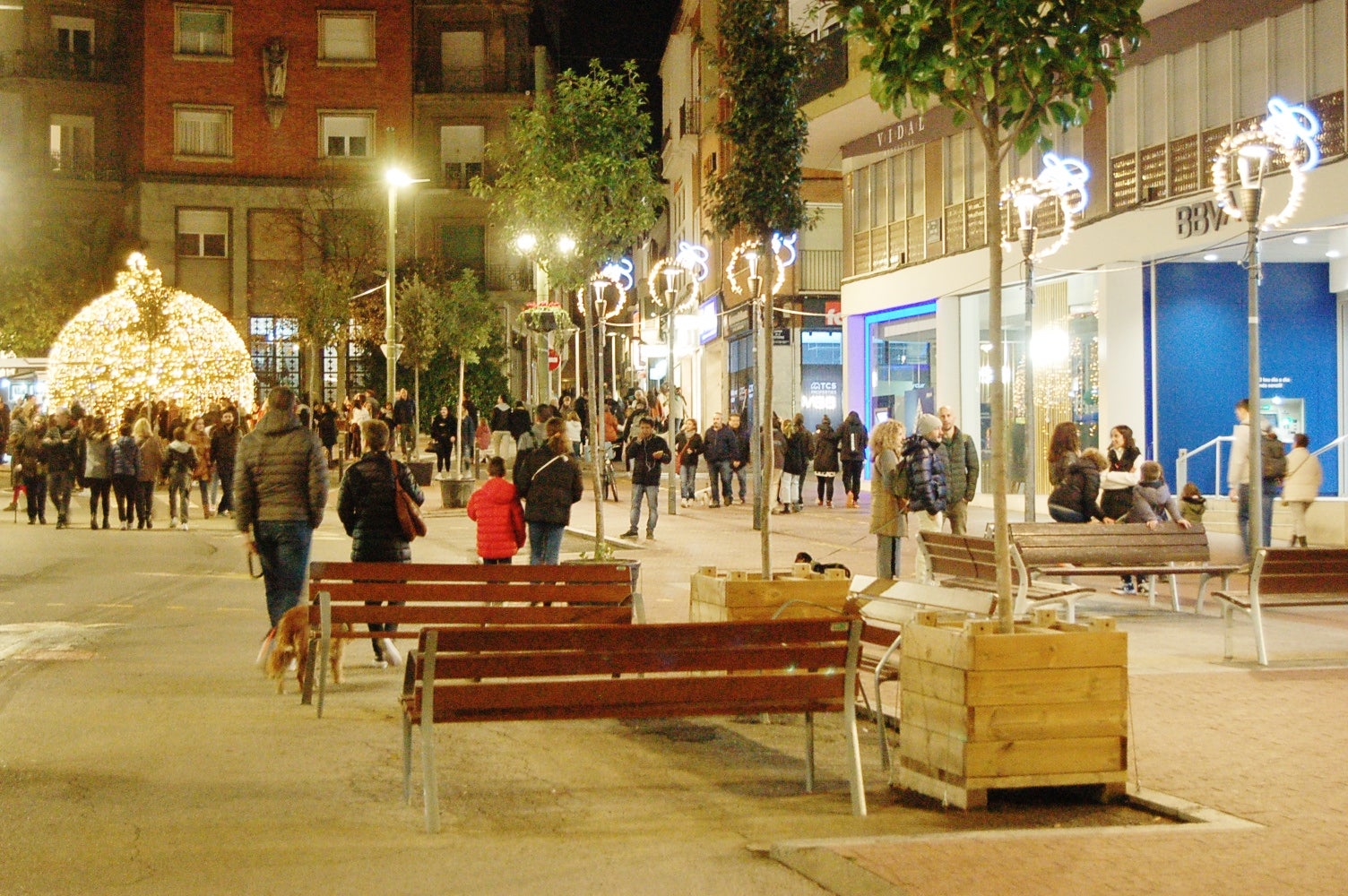 Terrassa dona el tret de sortida al Nadal amb l'encesa de l'enllumenat, la inauguració del Pessebre tradicional i nadales cantades per 'Terrassa Ciutat Coral' al Raval de Montserrat