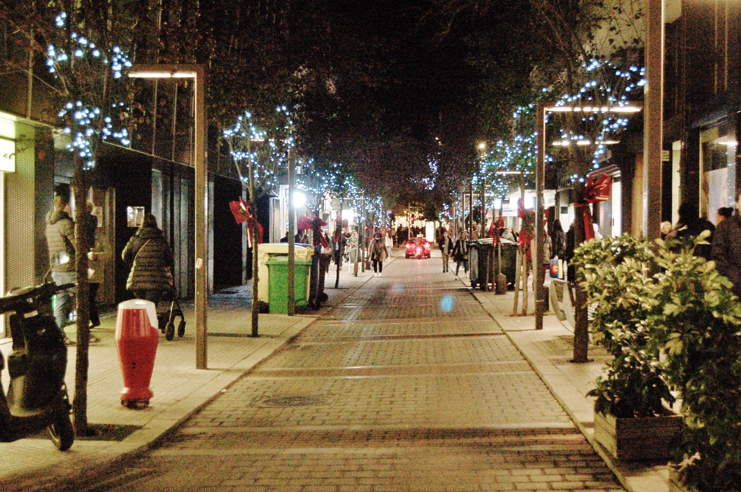 Terrassa dona el tret de sortida al Nadal amb l'encesa de l'enllumenat, la inauguració del Pessebre tradicional i nadales cantades per 'Terrassa Ciutat Coral' al Raval de Montserrat