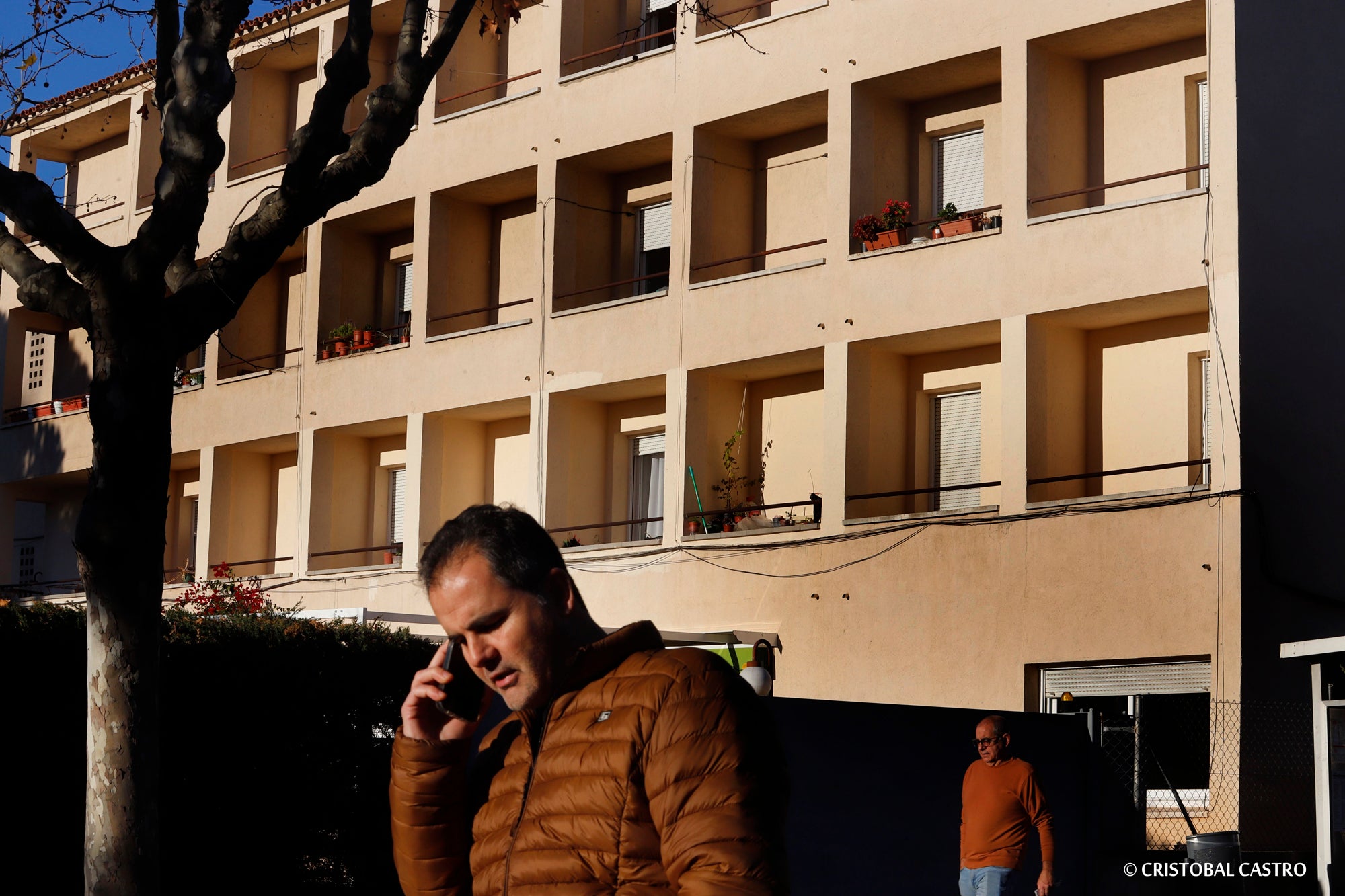 Una dona ha mort aquesta matinada per un incendi a la residència Sagrada Família, situada al passeig d'Àngel Guimerà de Matadepera. La instal·lació compta amb una planta baixa i dues plantes amb diverses habitacions. El foc es concentrava en l’habitació d’una àrea de la segona planta, on els Bombers han trobat el cos de la dona sense vida. El SEM ha atès 14 persones, 2 menys greus i 12 de lleus, que han estat traslladades a un centre hospitalari.