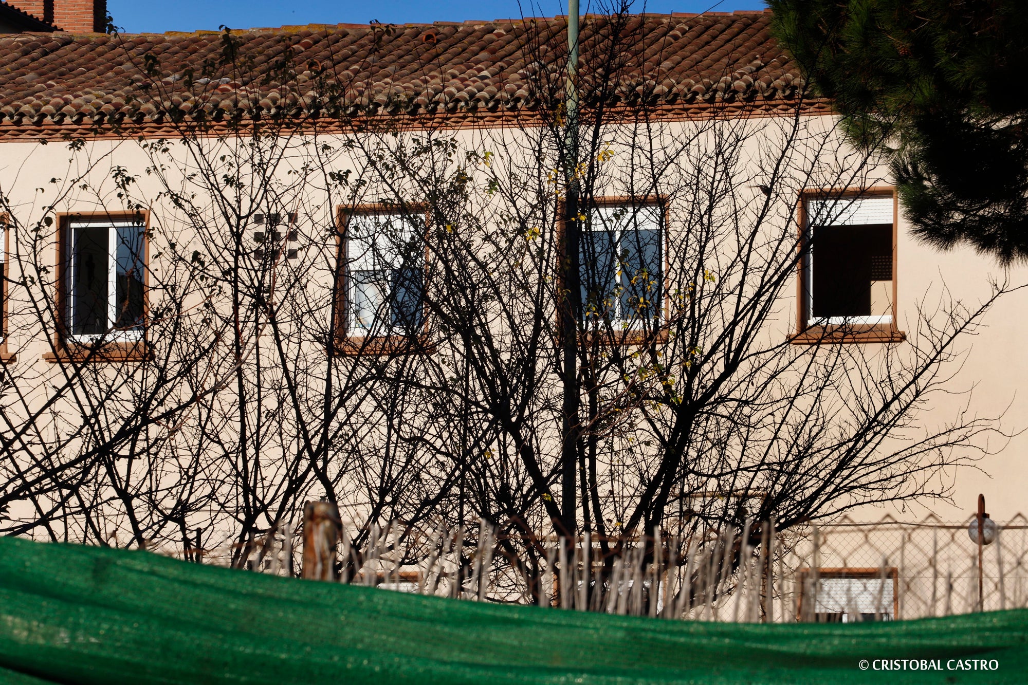 Una dona ha mort aquesta matinada per un incendi a la residència Sagrada Família, situada al passeig d'Àngel Guimerà de Matadepera. La instal·lació compta amb una planta baixa i dues plantes amb diverses habitacions. El foc es concentrava en l’habitació d’una àrea de la segona planta, on els Bombers han trobat el cos de la dona sense vida. El SEM ha atès 14 persones, 2 menys greus i 12 de lleus, que han estat traslladades a un centre hospitalari.
