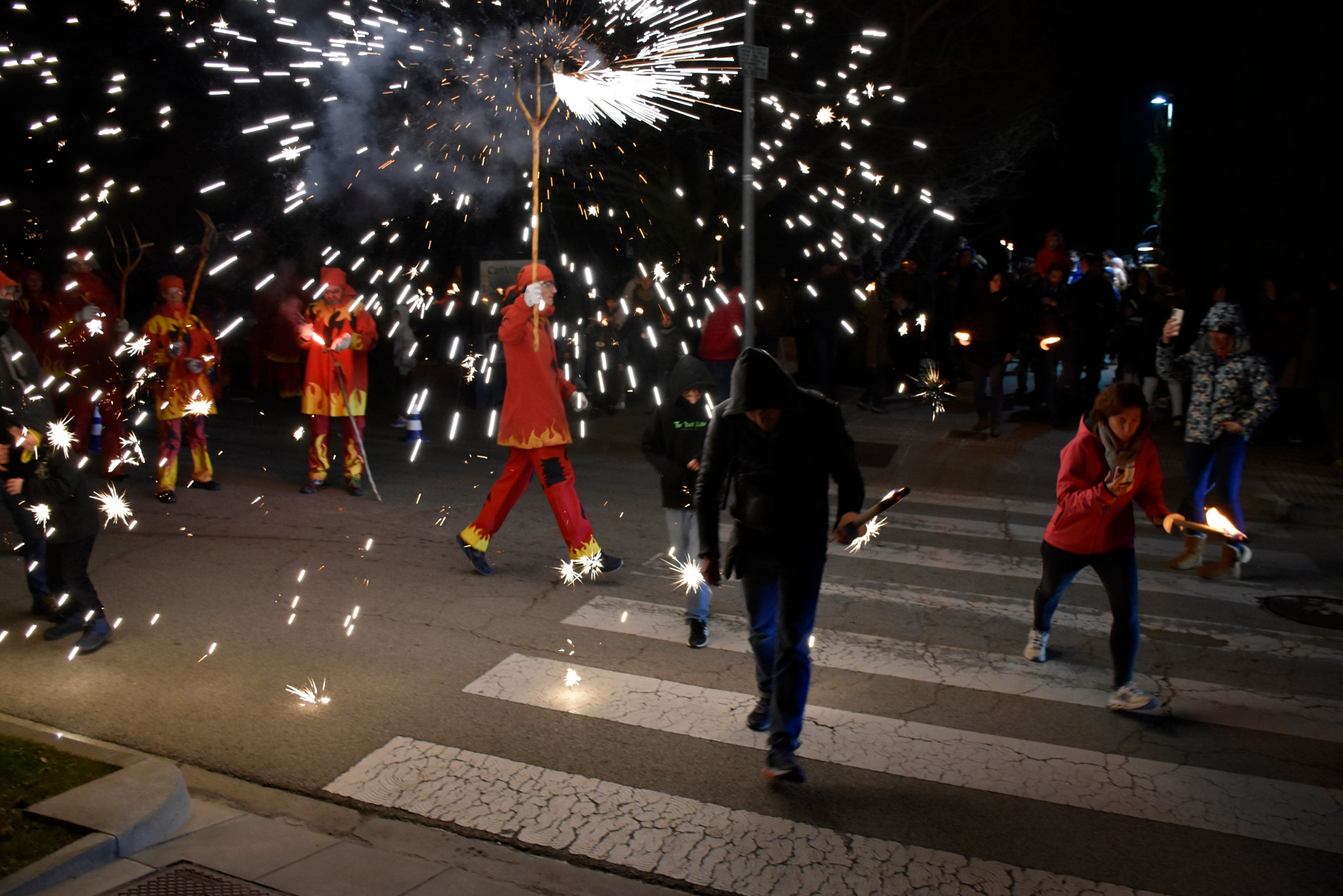 Inicio de las Fiestas de Sant Sebastià en Matadepera con correfoc del Bitxo del Torrent Mitger y hogueras en la riera | Marcel Marsal