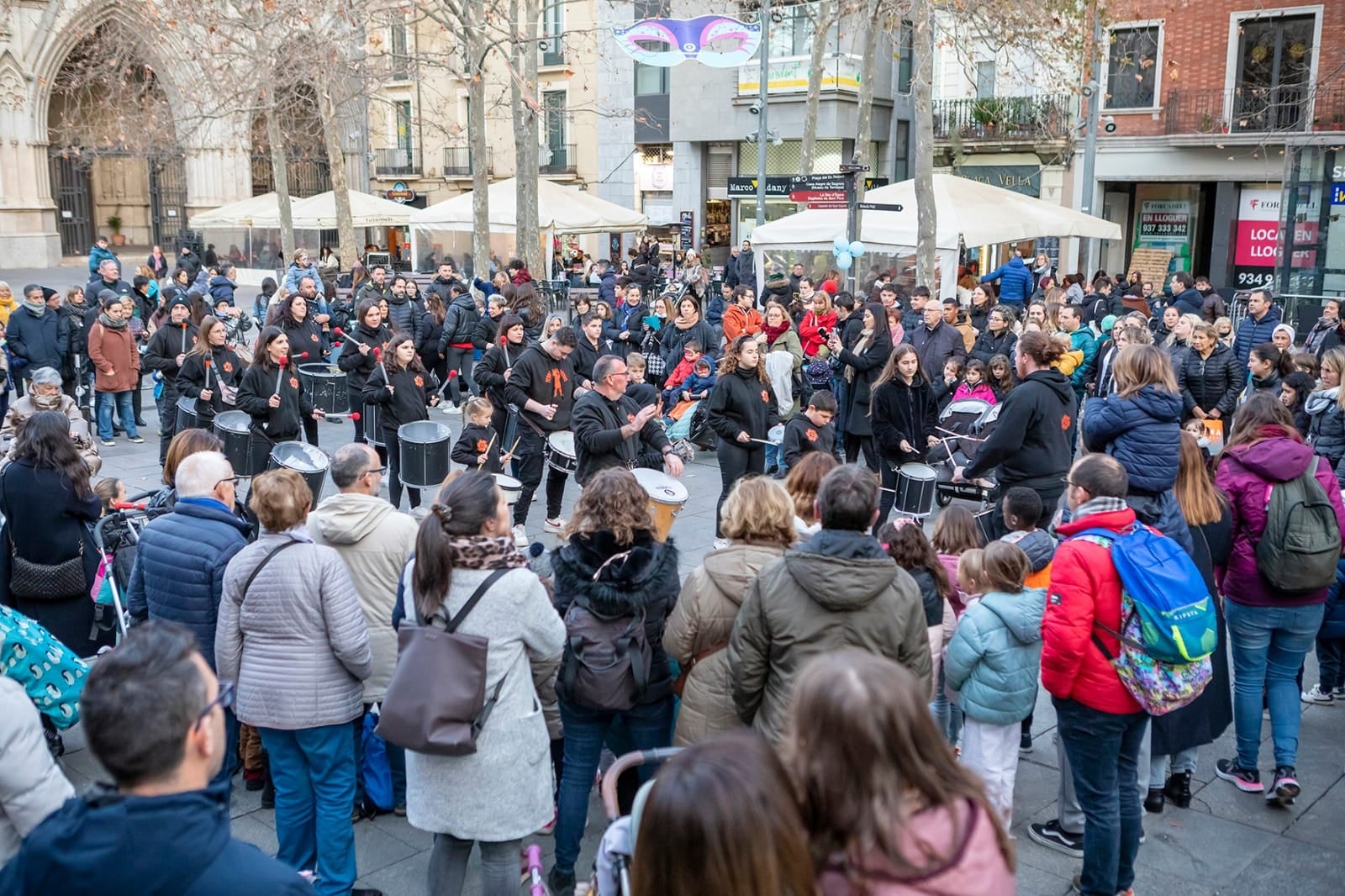 La plaza Vieja se llenó este viernes en una jornada solidaria a beneficio de la investigación contra el cáncer infantil. Organizado por Todo por Terrassa, contó con Actuaciones musicales, tabalada, magia y fuego, zumba... y paradetes de entidades que recaudan fondos por una buena causa | Cedida