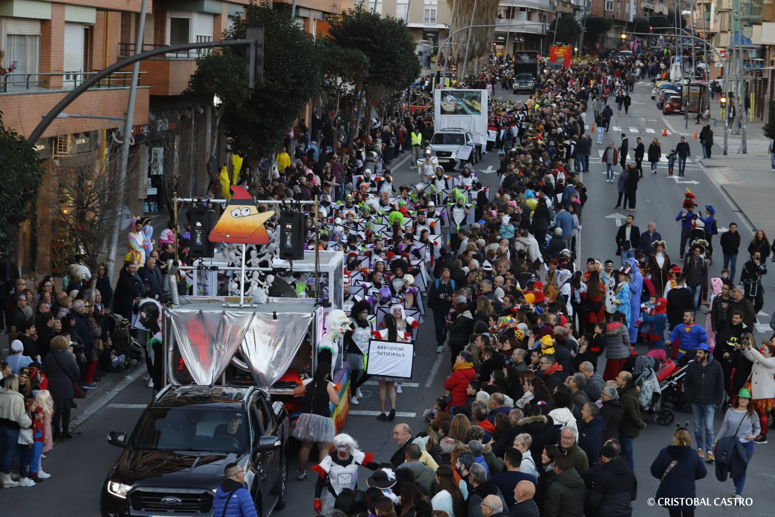 Els carrers de Terrassa tornen a omplir-se de festa amb el primer Carnestoltes celebrat amb normalitat després de dos anys