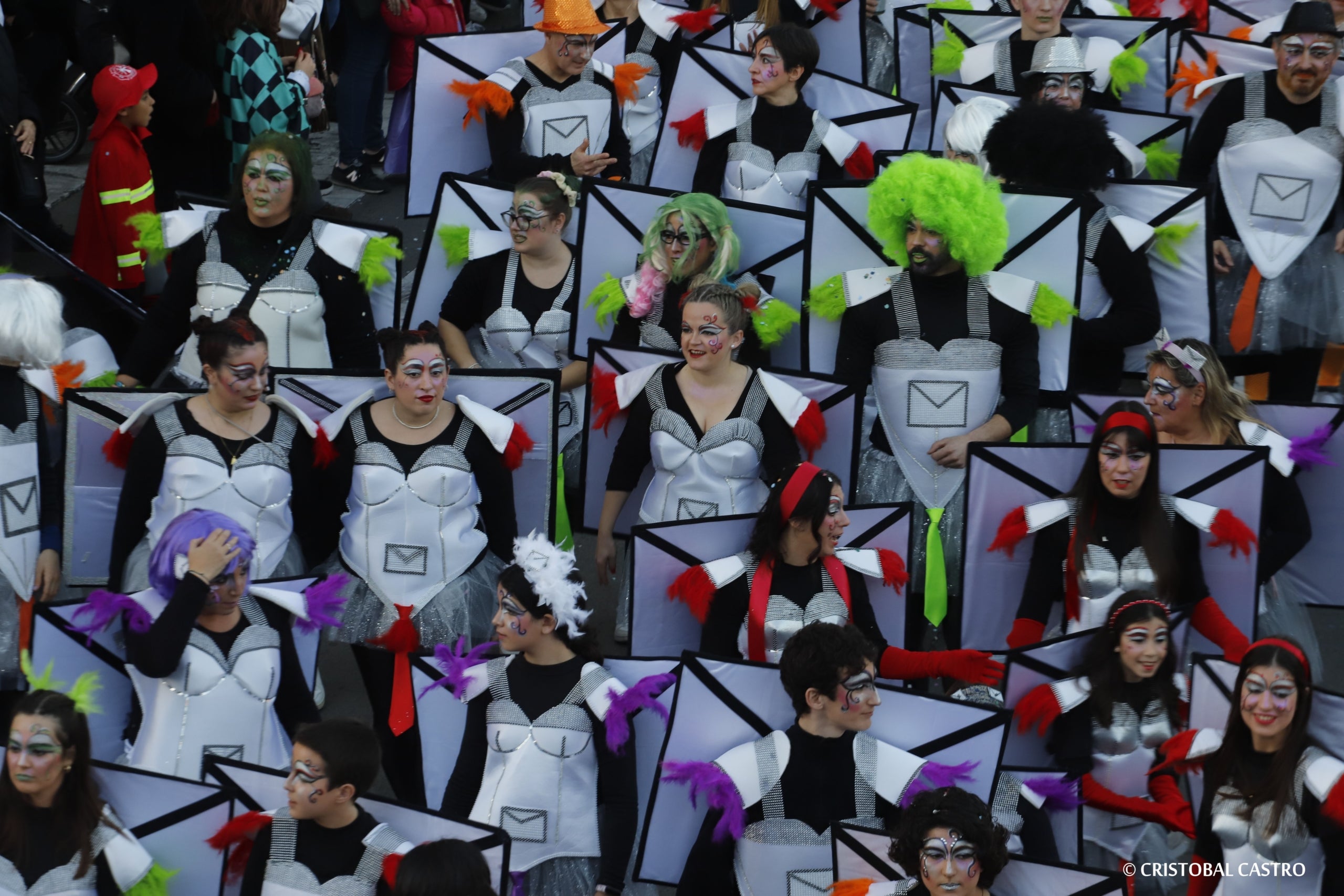 Els carrers de Terrassa tornen a omplir-se de festa amb el primer Carnestoltes celebrat amb normalitat després de dos anys