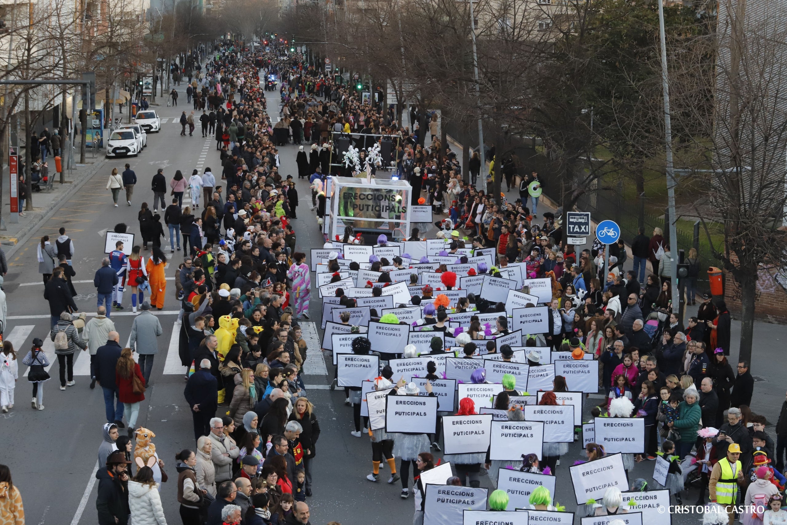 Els carrers de Terrassa tornen a omplir-se de festa amb el primer Carnestoltes celebrat amb normalitat després de dos anys
