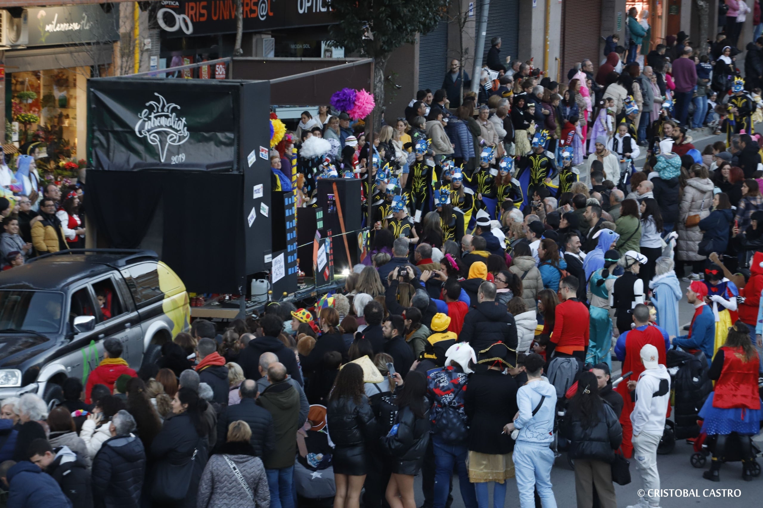 Els carrers de Terrassa tornen a omplir-se de festa amb el primer Carnestoltes celebrat amb normalitat després de dos anys