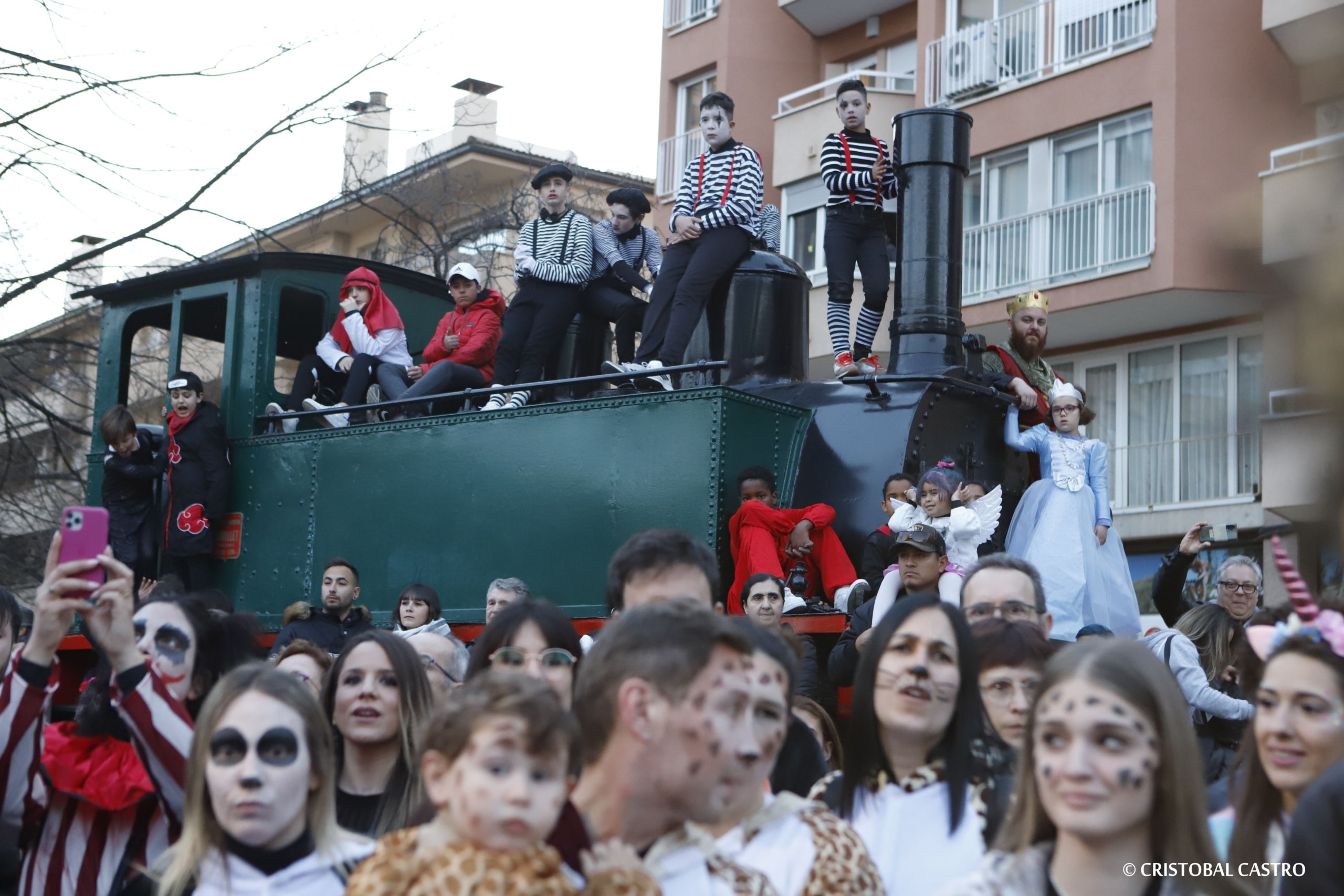 Els carrers de Terrassa tornen a omplir-se de festa amb el primer Carnestoltes celebrat amb normalitat després de dos anys
