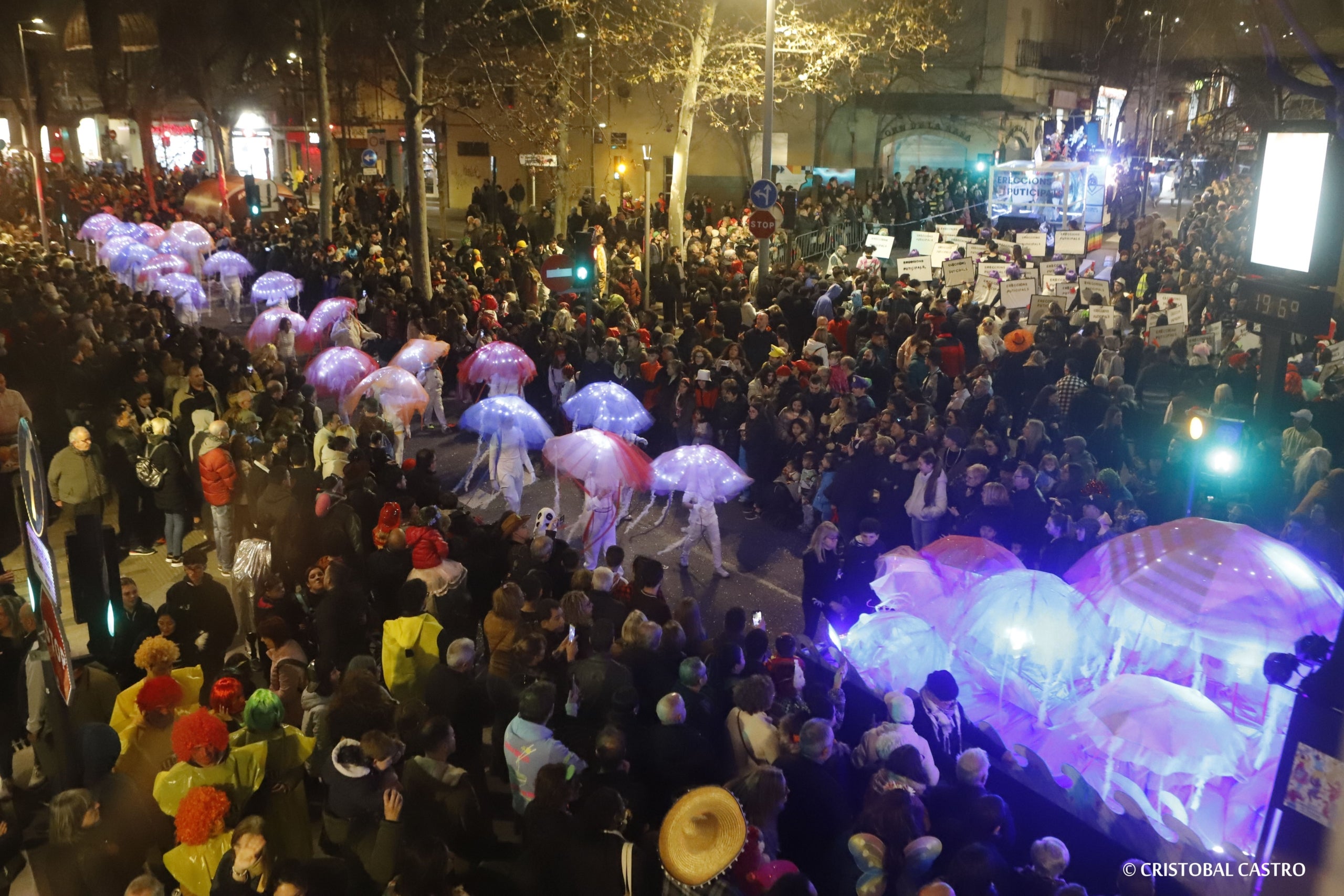 Els carrers de Terrassa tornen a omplir-se de festa amb el primer Carnestoltes celebrat amb normalitat després de dos anys