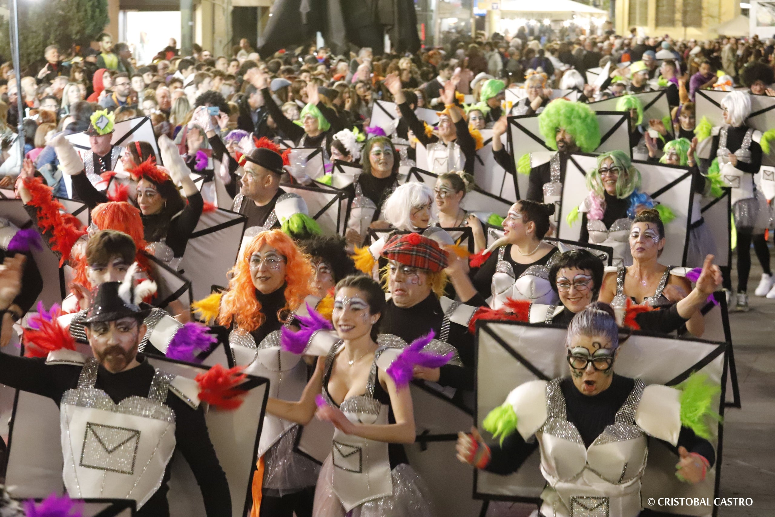 Els carrers de Terrassa tornen a omplir-se de festa amb el primer Carnestoltes celebrat amb normalitat després de dos anys