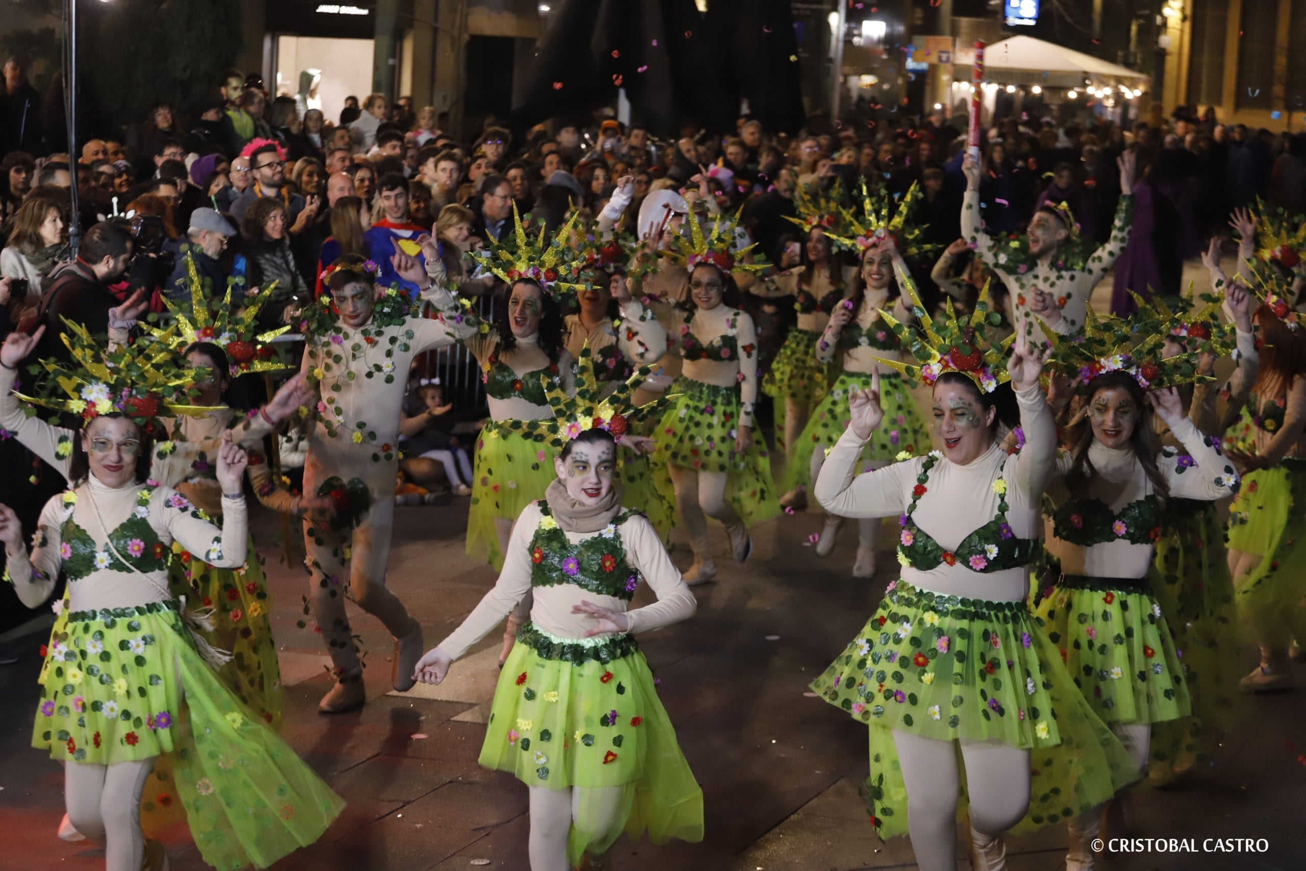 Els carrers de Terrassa tornen a omplir-se de festa amb el primer Carnestoltes celebrat amb normalitat després de dos anys