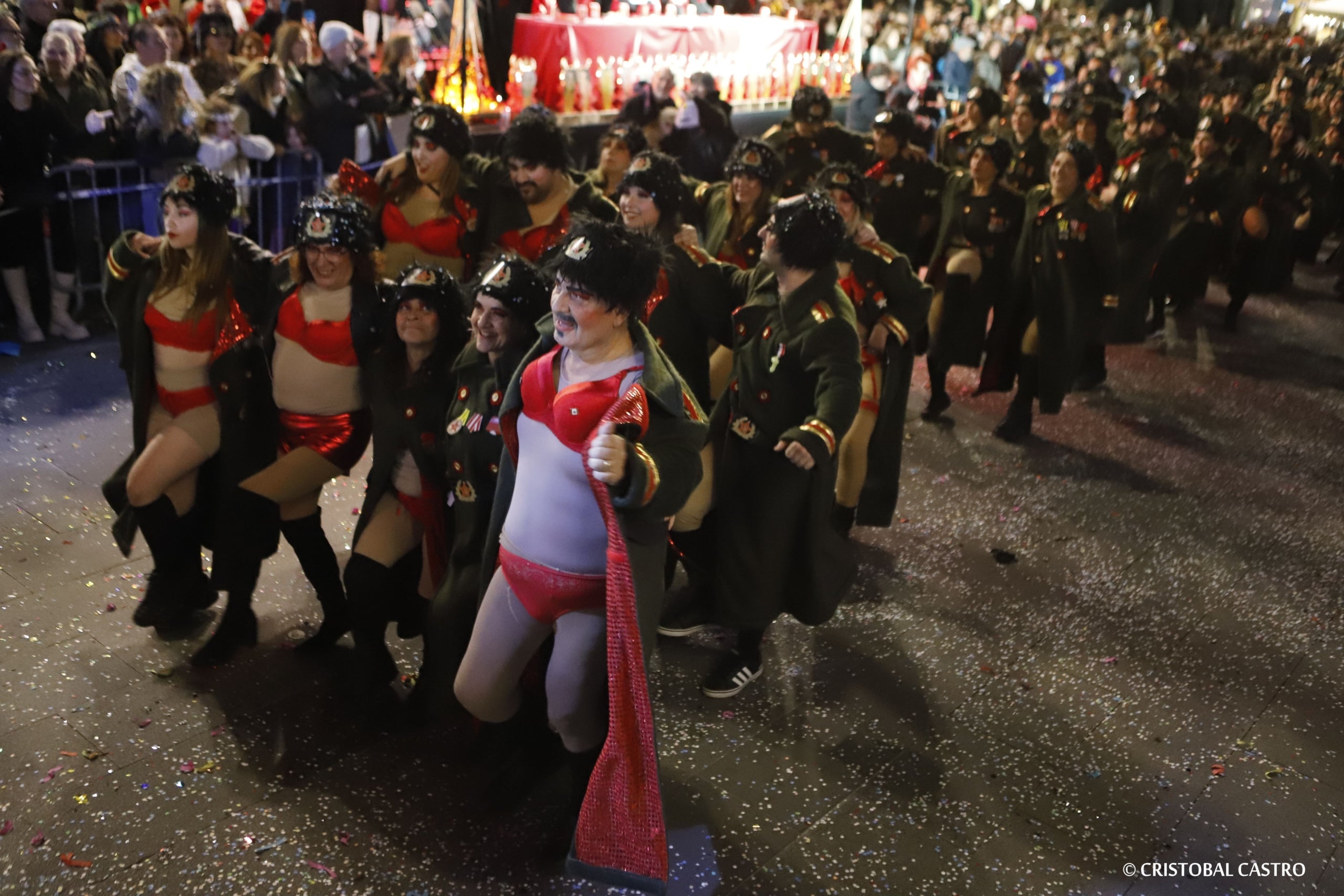 Els carrers de Terrassa tornen a omplir-se de festa amb el primer Carnestoltes celebrat amb normalitat després de dos anys