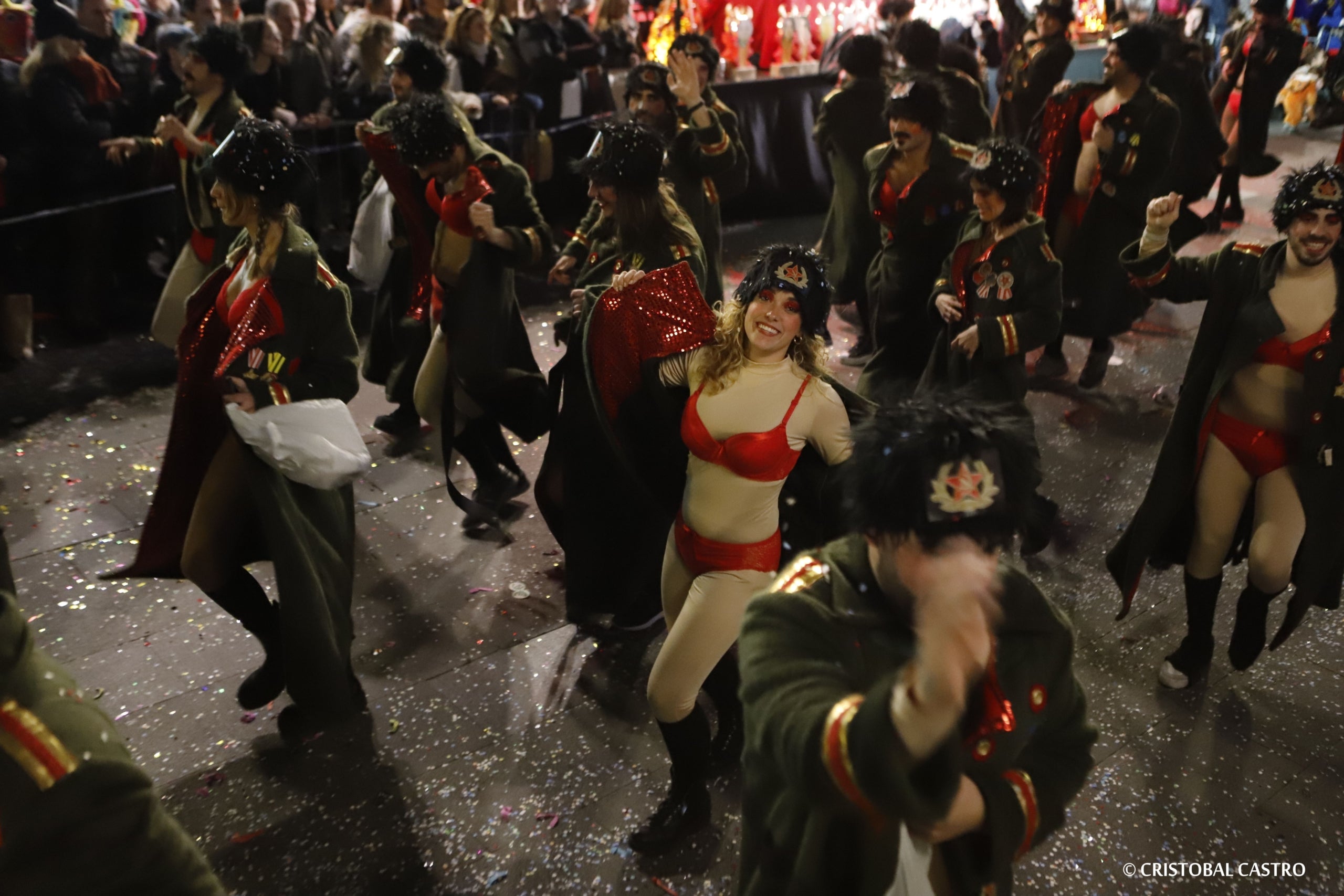 Els carrers de Terrassa tornen a omplir-se de festa amb el primer Carnestoltes celebrat amb normalitat després de dos anys