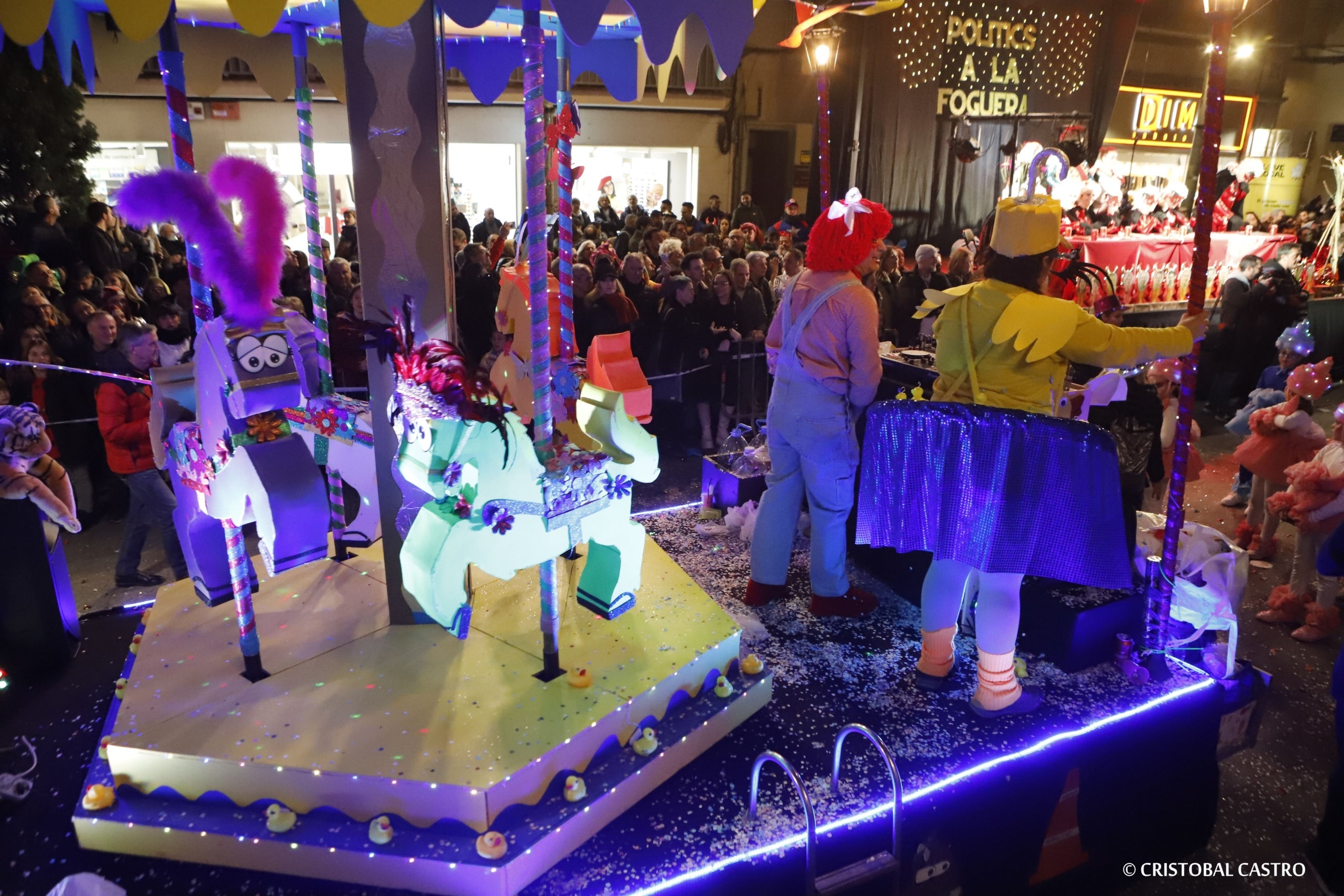 Els carrers de Terrassa tornen a omplir-se de festa amb el primer Carnestoltes celebrat amb normalitat després de dos anys