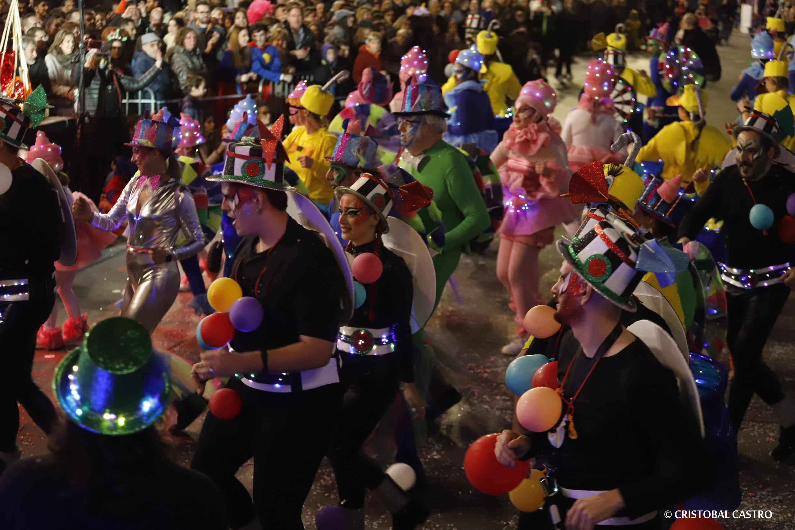 Els carrers de Terrassa tornen a omplir-se de festa amb el primer Carnestoltes celebrat amb normalitat després de dos anys