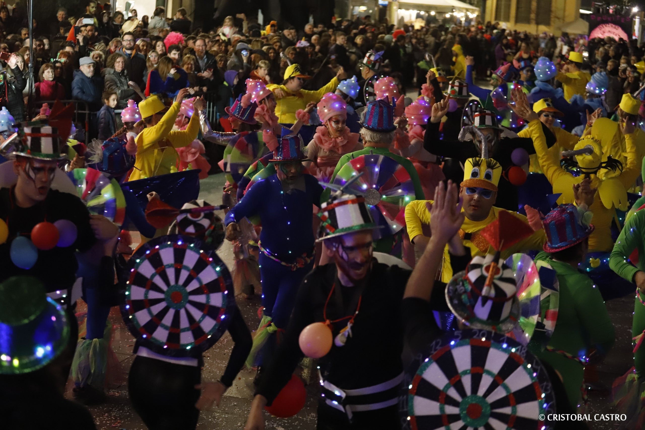 Els carrers de Terrassa tornen a omplir-se de festa amb el primer Carnestoltes celebrat amb normalitat després de dos anys