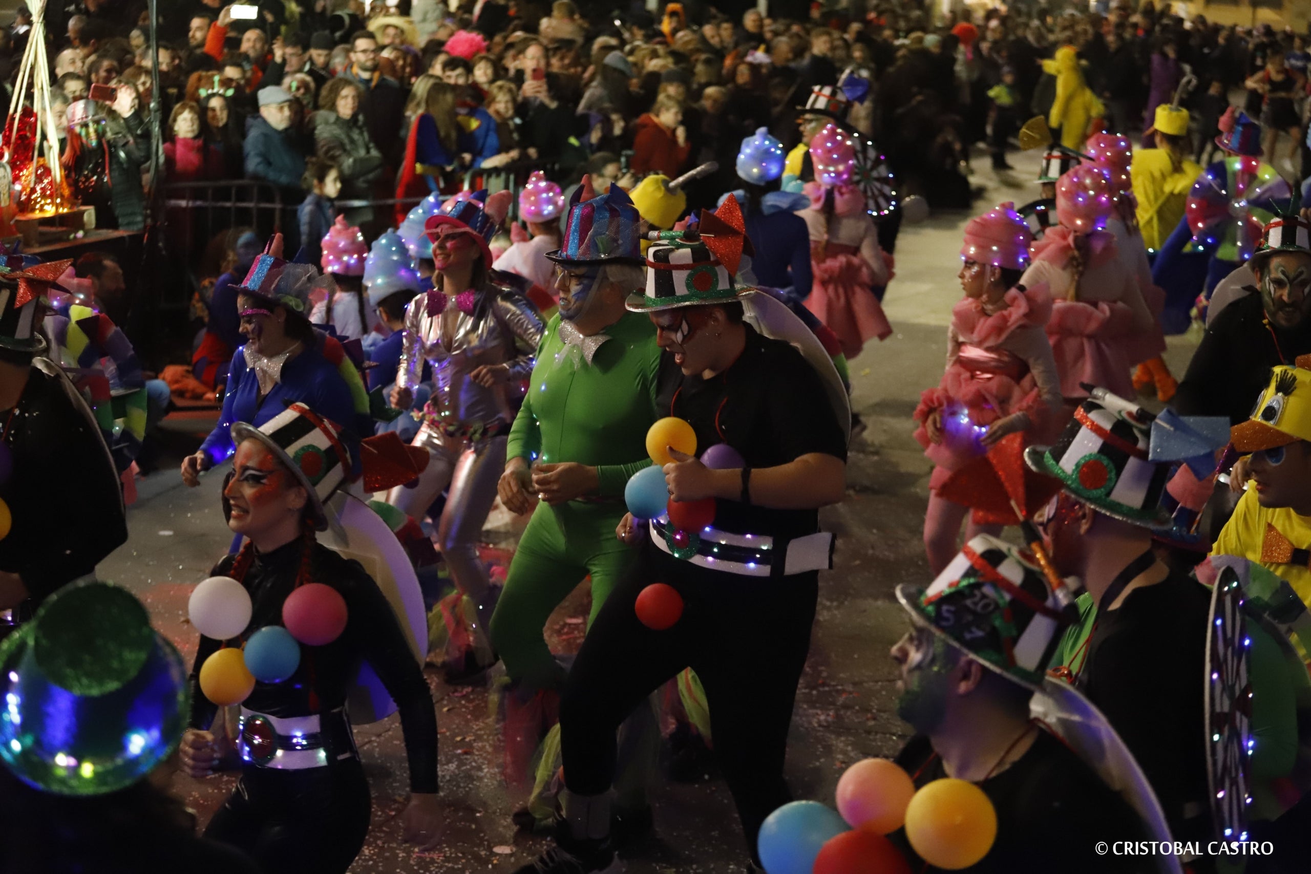 Els carrers de Terrassa tornen a omplir-se de festa amb el primer Carnestoltes celebrat amb normalitat després de dos anys