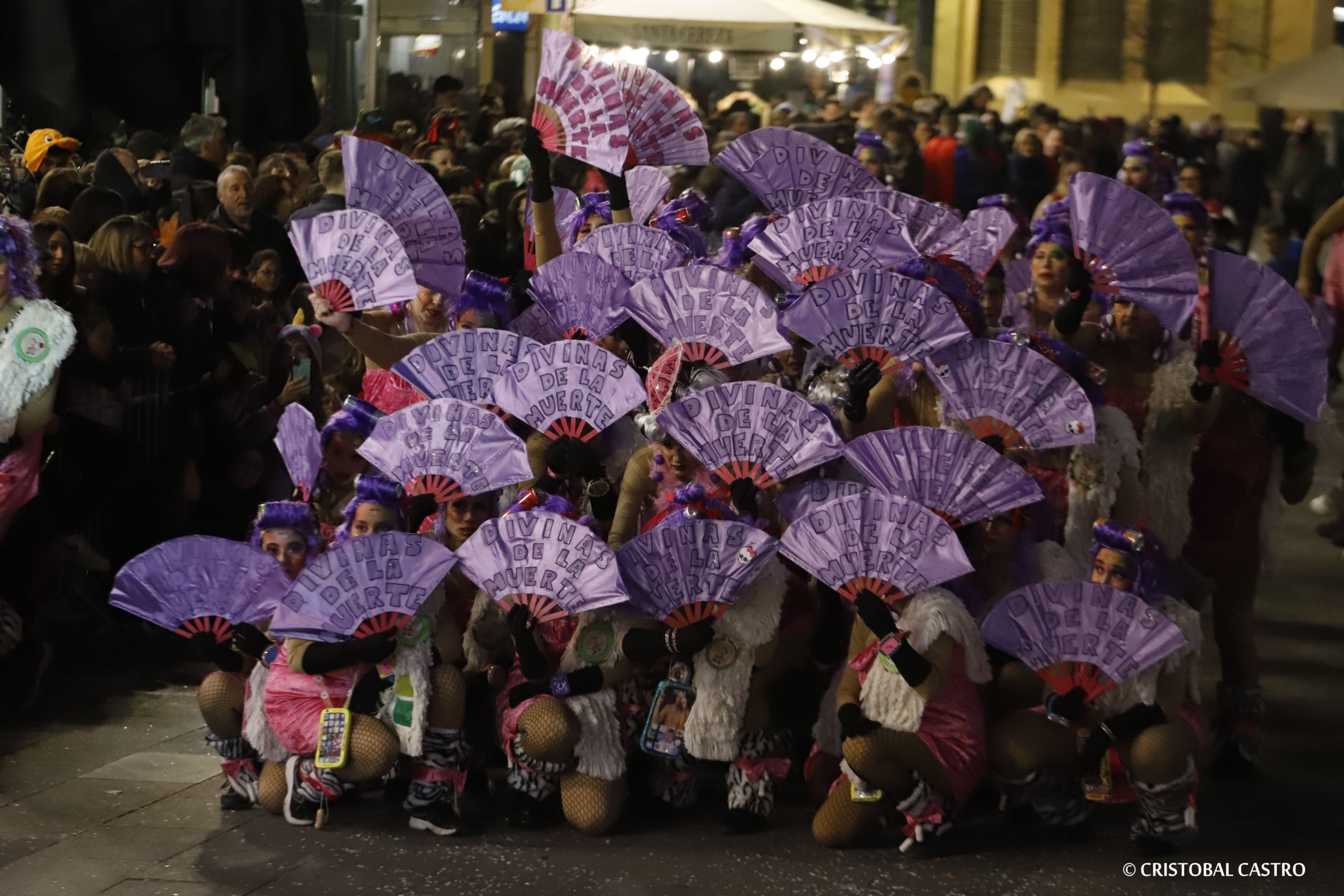 Els carrers de Terrassa tornen a omplir-se de festa amb el primer Carnestoltes celebrat amb normalitat després de dos anys