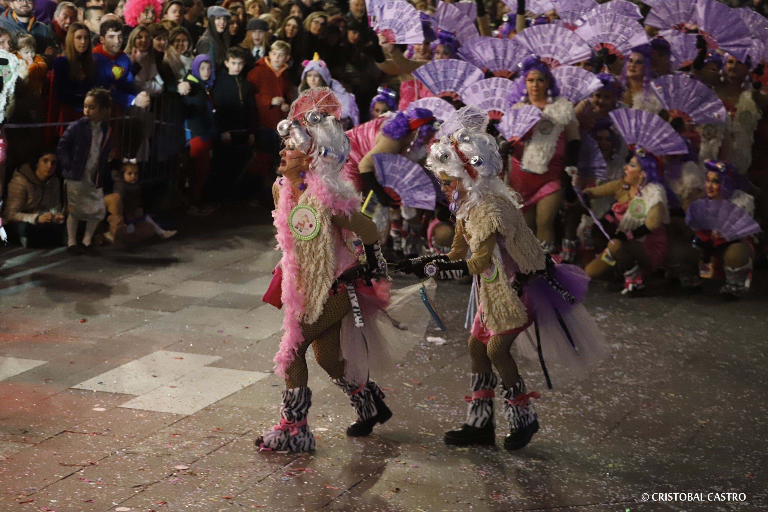 Els carrers de Terrassa tornen a omplir-se de festa amb el primer Carnestoltes celebrat amb normalitat després de dos anys