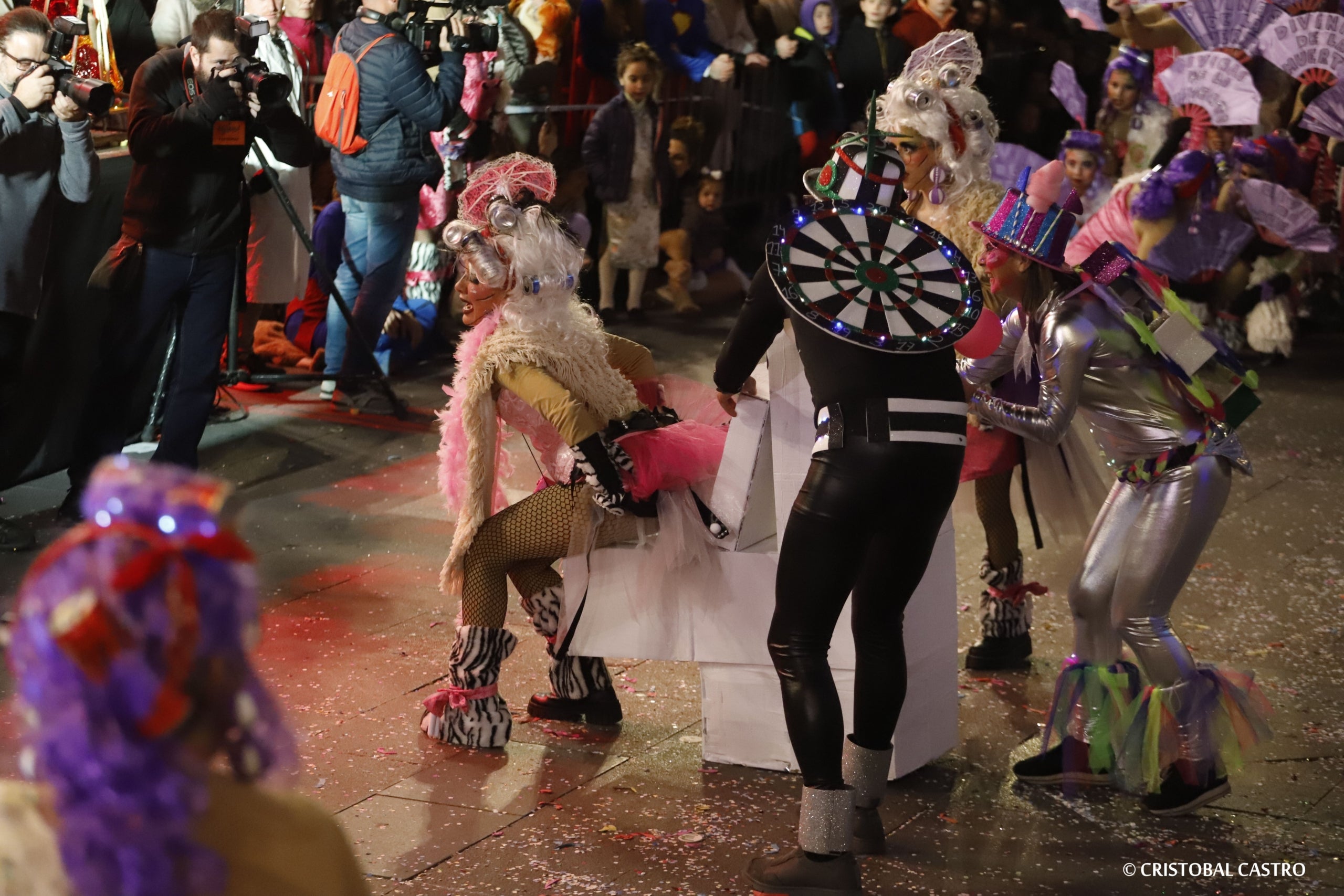 Els carrers de Terrassa tornen a omplir-se de festa amb el primer Carnestoltes celebrat amb normalitat després de dos anys