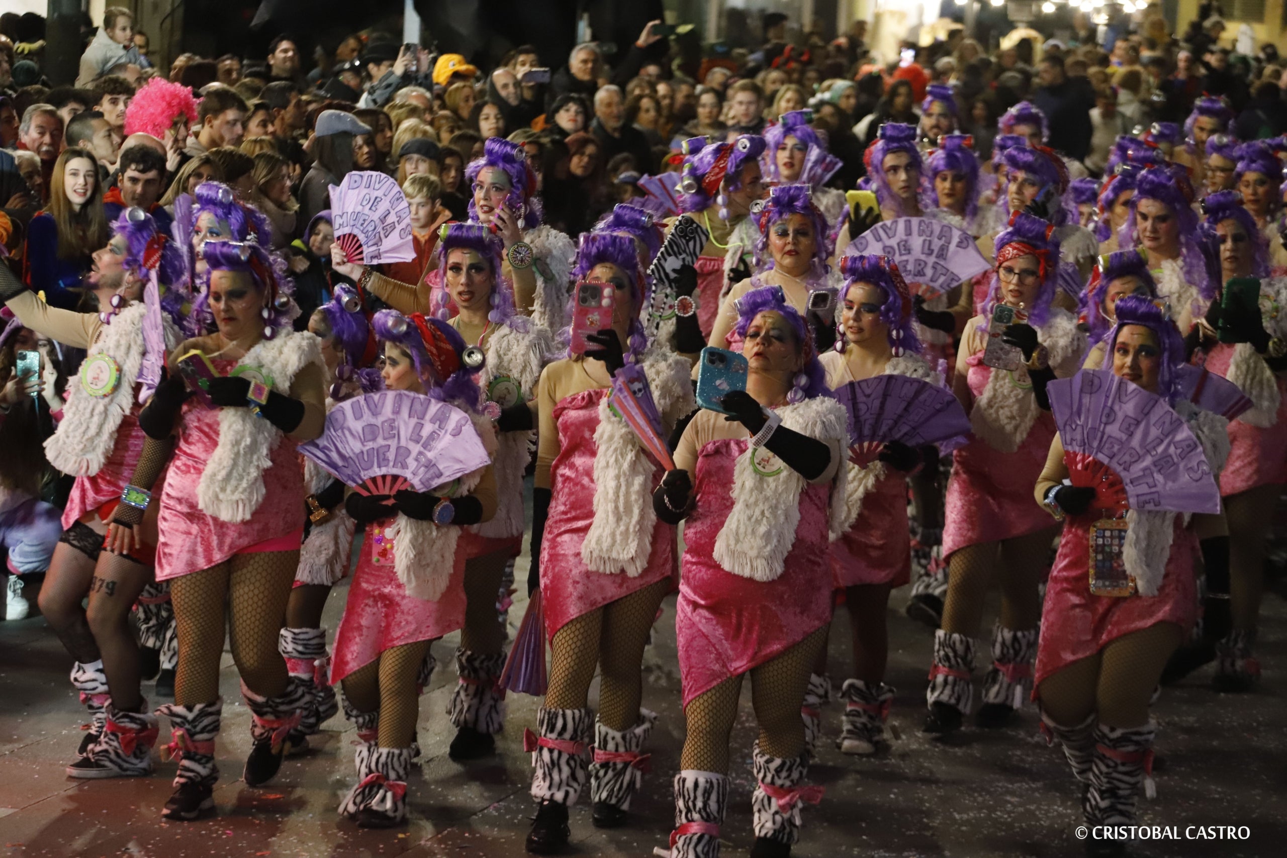 Els carrers de Terrassa tornen a omplir-se de festa amb el primer Carnestoltes celebrat amb normalitat després de dos anys
