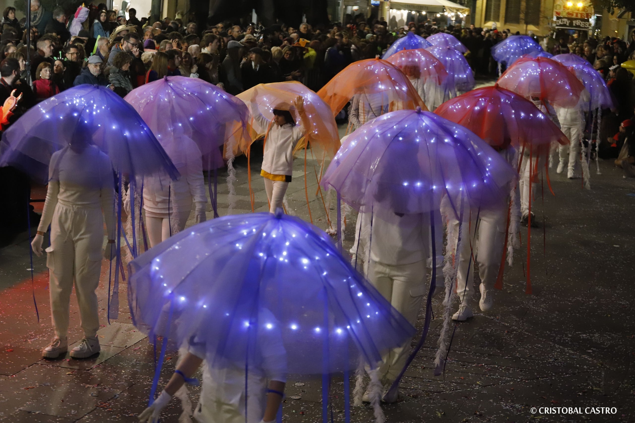 Els carrers de Terrassa tornen a omplir-se de festa amb el primer Carnestoltes celebrat amb normalitat després de dos anys