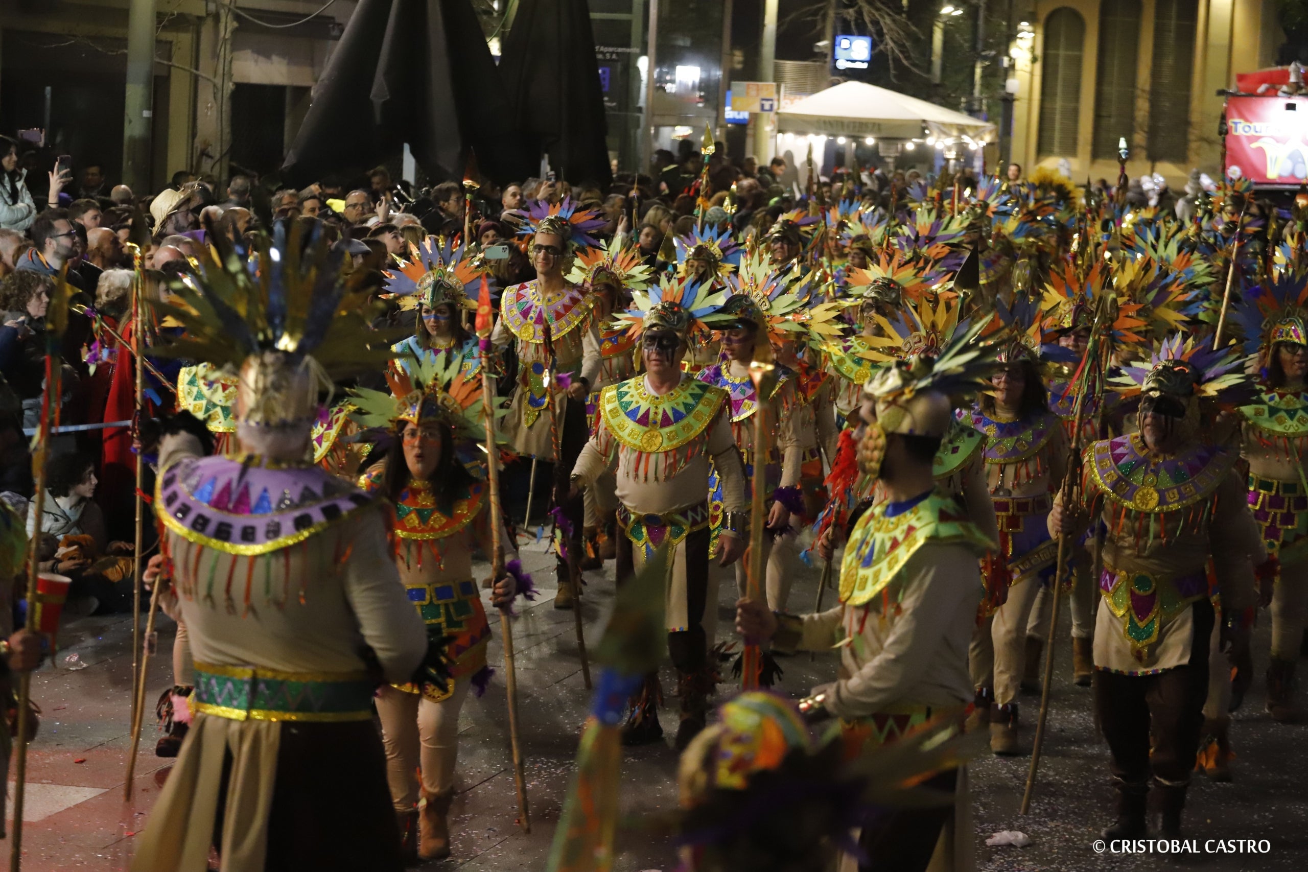 Els carrers de Terrassa tornen a omplir-se de festa amb el primer Carnestoltes celebrat amb normalitat després de dos anys