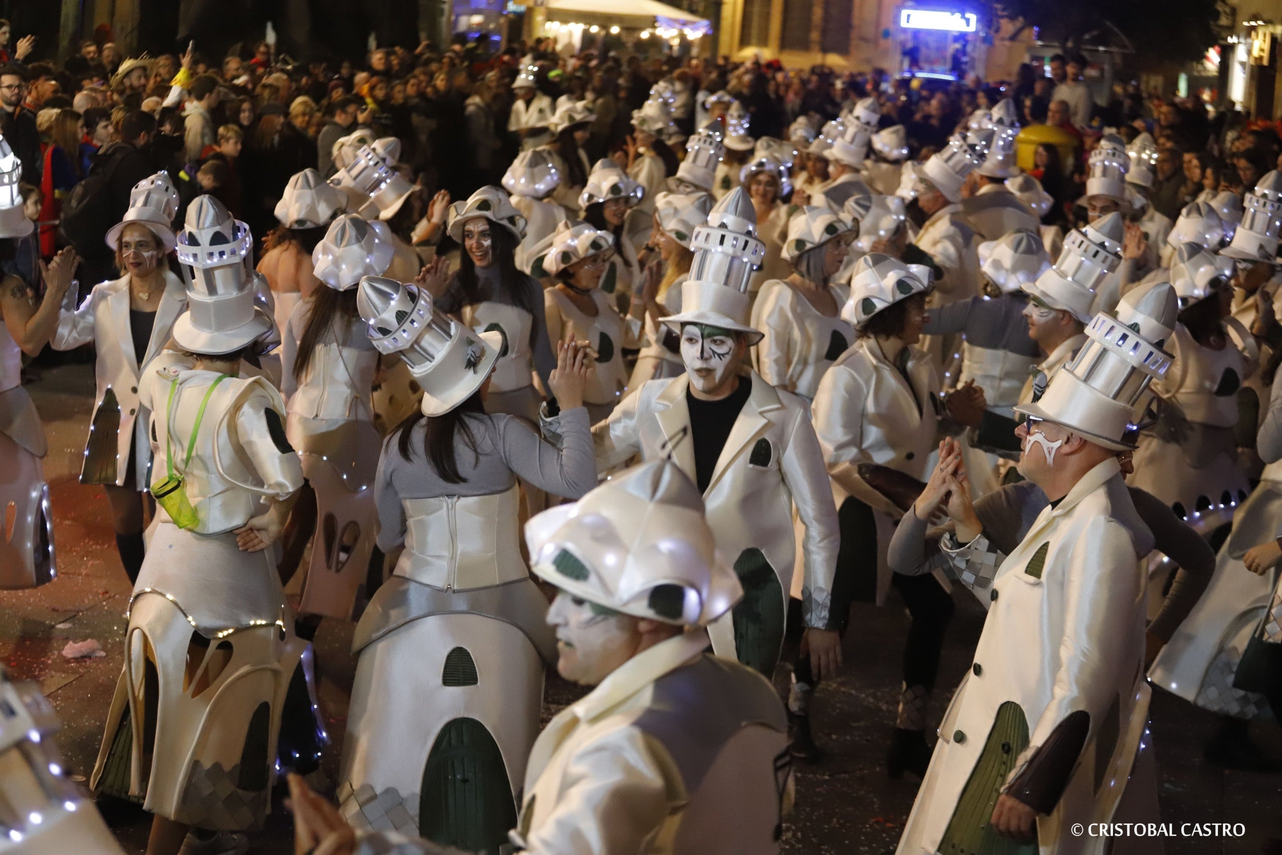 Els carrers de Terrassa tornen a omplir-se de festa amb el primer Carnestoltes celebrat amb normalitat després de dos anys