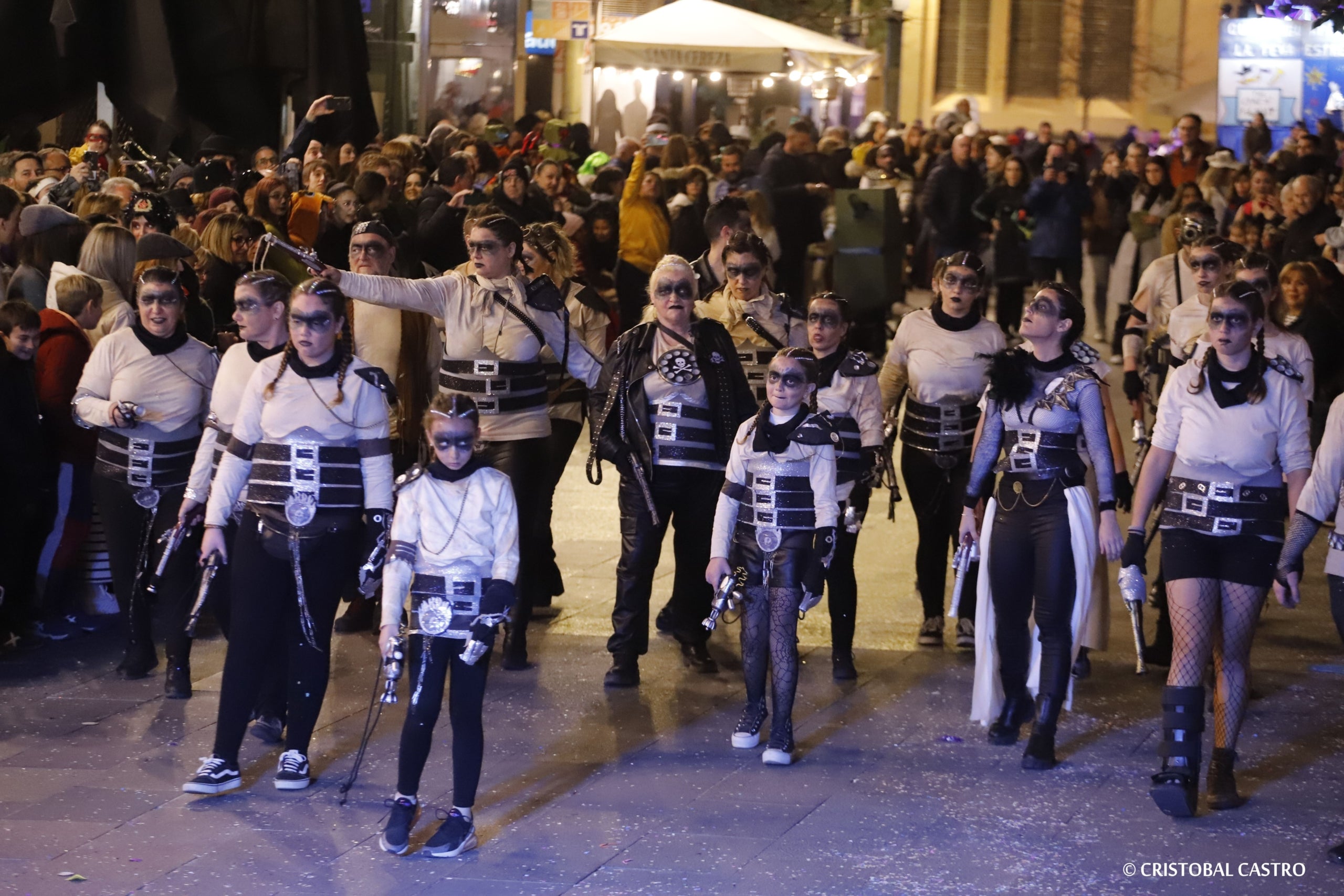 Els carrers de Terrassa tornen a omplir-se de festa amb el primer Carnestoltes celebrat amb normalitat després de dos anys