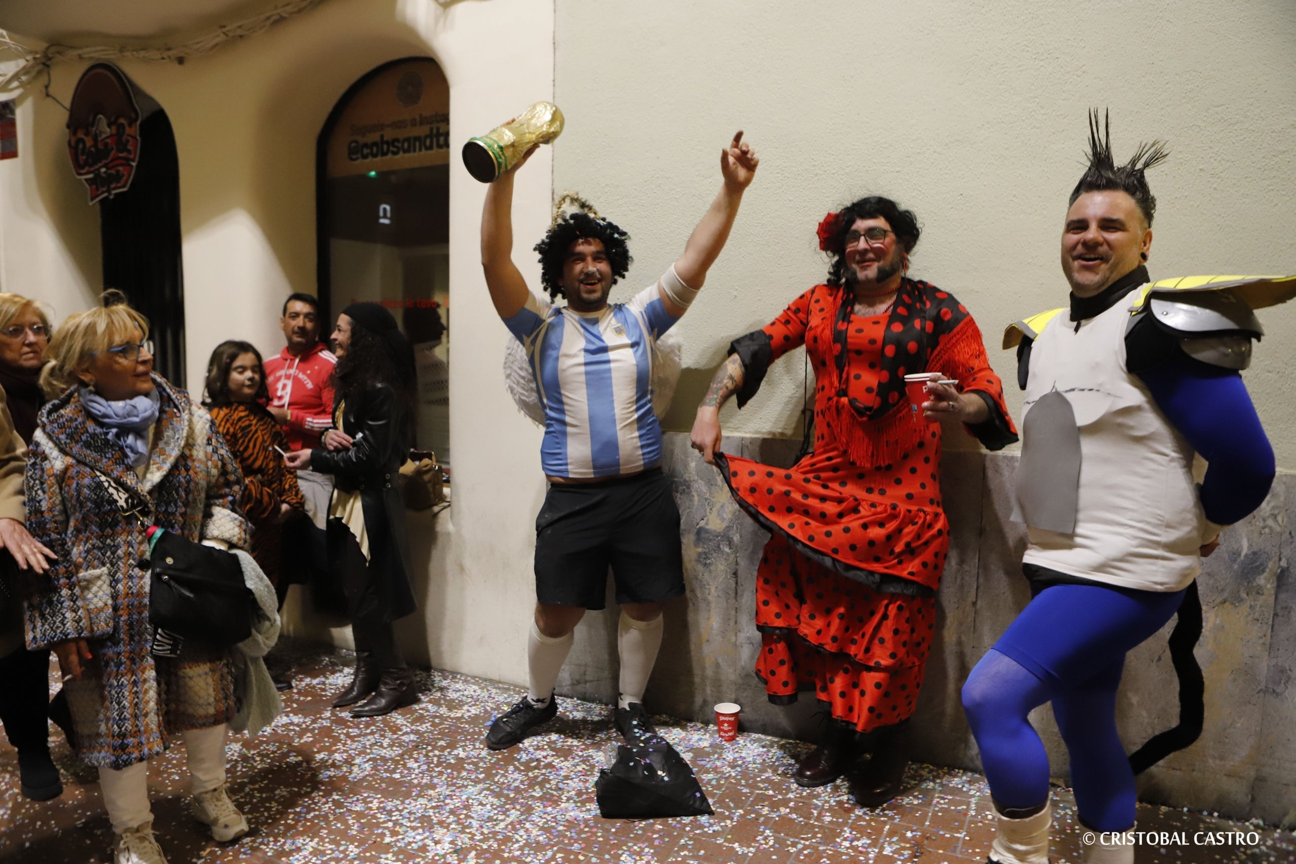 Els carrers de Terrassa tornen a omplir-se de festa amb el primer Carnestoltes celebrat amb normalitat després de dos anys