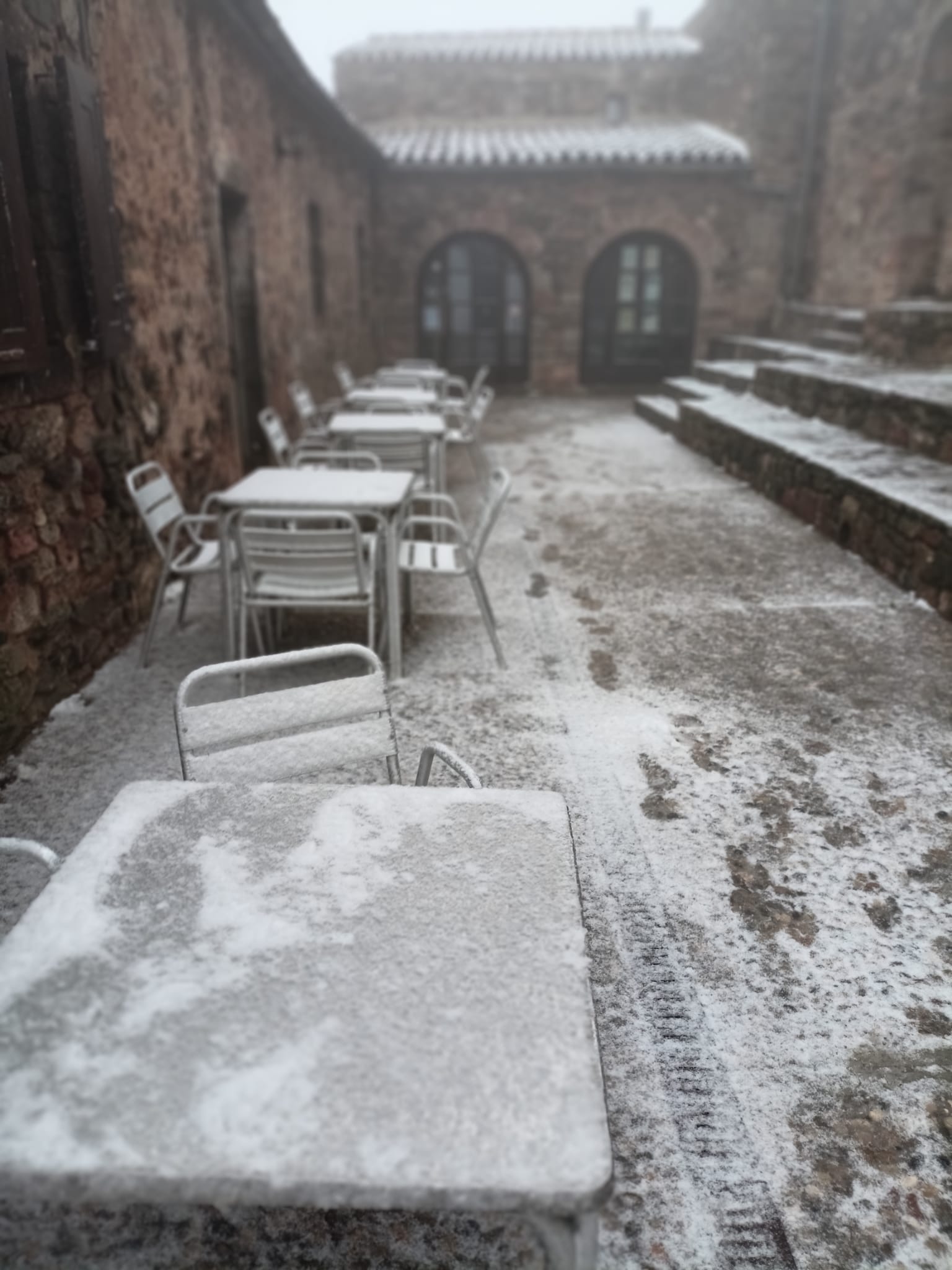 Aquest dimarts 7 de febrer de 2023, La Mola gaudeix de la segona nevada de l’any. La neu ha deixat emblanquinada la muntanya de la mateixa manera que ho va fer fa dues setmanes.