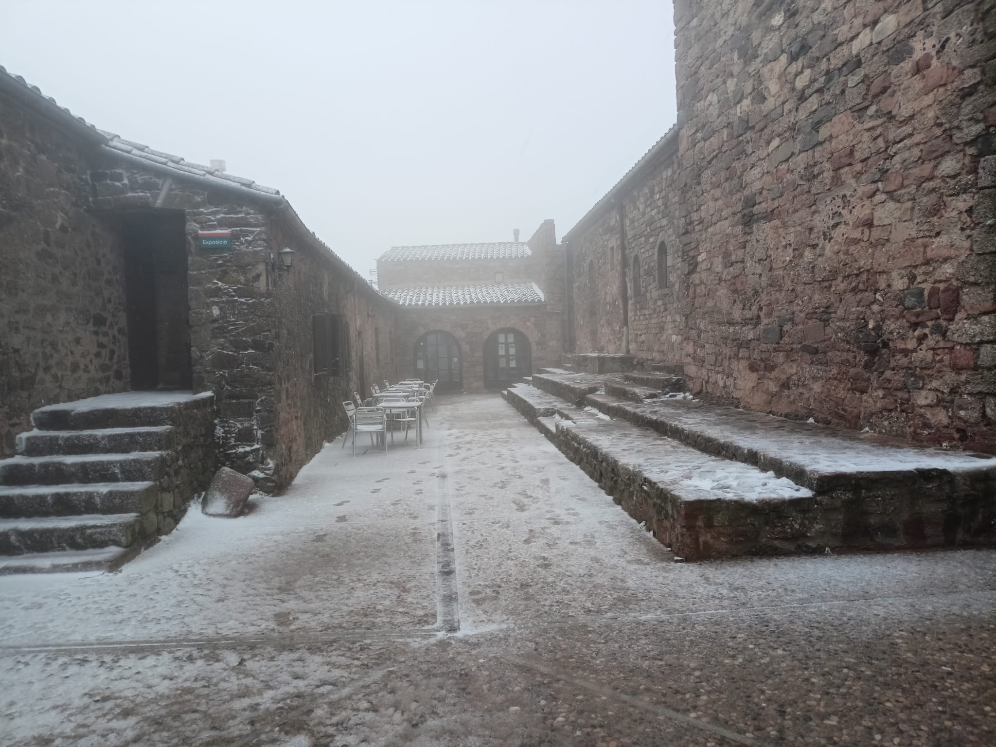 Aquest dimarts 7 de febrer de 2023, La Mola gaudeix de la segona nevada de l’any. La neu ha deixat emblanquinada la muntanya de la mateixa manera que ho va fer fa dues setmanes.