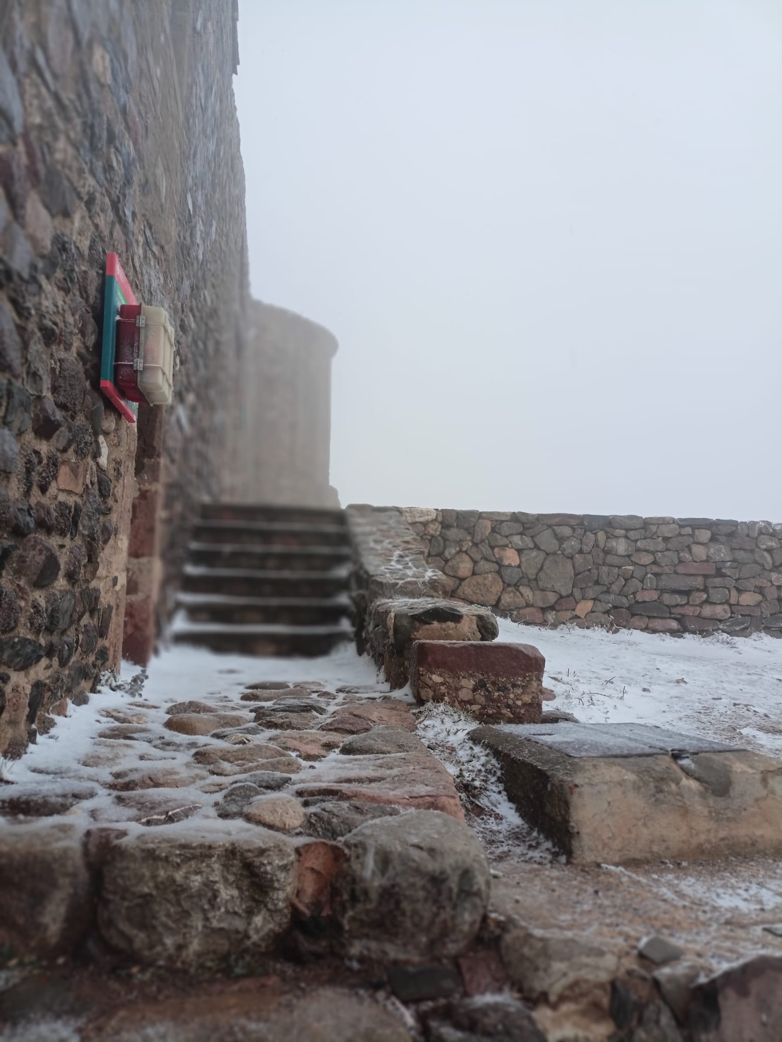 Aquest dimarts 7 de febrer de 2023, La Mola gaudeix de la segona nevada de l’any. La neu ha deixat emblanquinada la muntanya de la mateixa manera que ho va fer fa dues setmanes.
