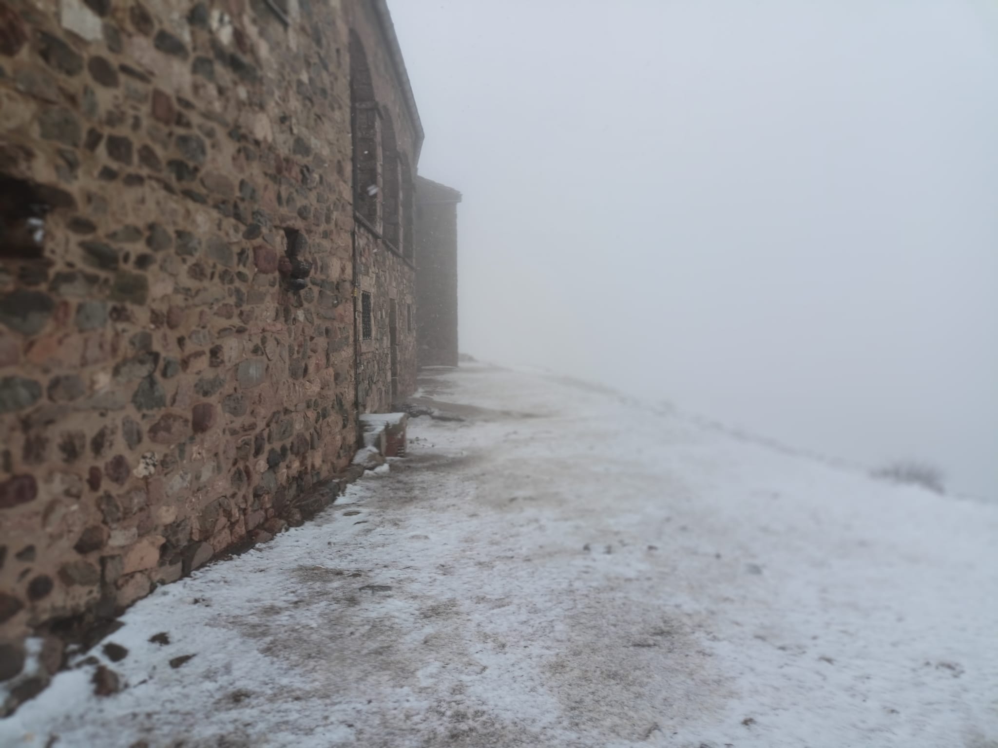 Aquest dimarts 7 de febrer de 2023, La Mola gaudeix de la segona nevada de l’any. La neu ha deixat emblanquinada la muntanya de la mateixa manera que ho va fer fa dues setmanes.