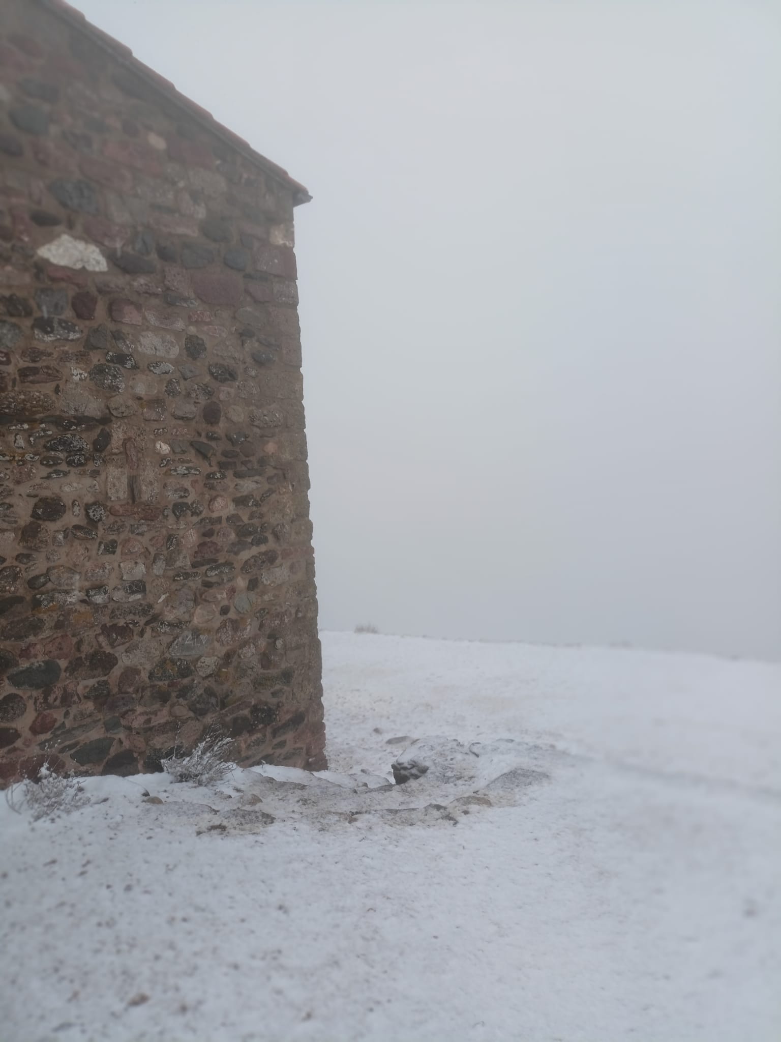 Aquest dimarts 7 de febrer de 2023, La Mola gaudeix de la segona nevada de l’any. La neu ha deixat emblanquinada la muntanya de la mateixa manera que ho va fer fa dues setmanes.