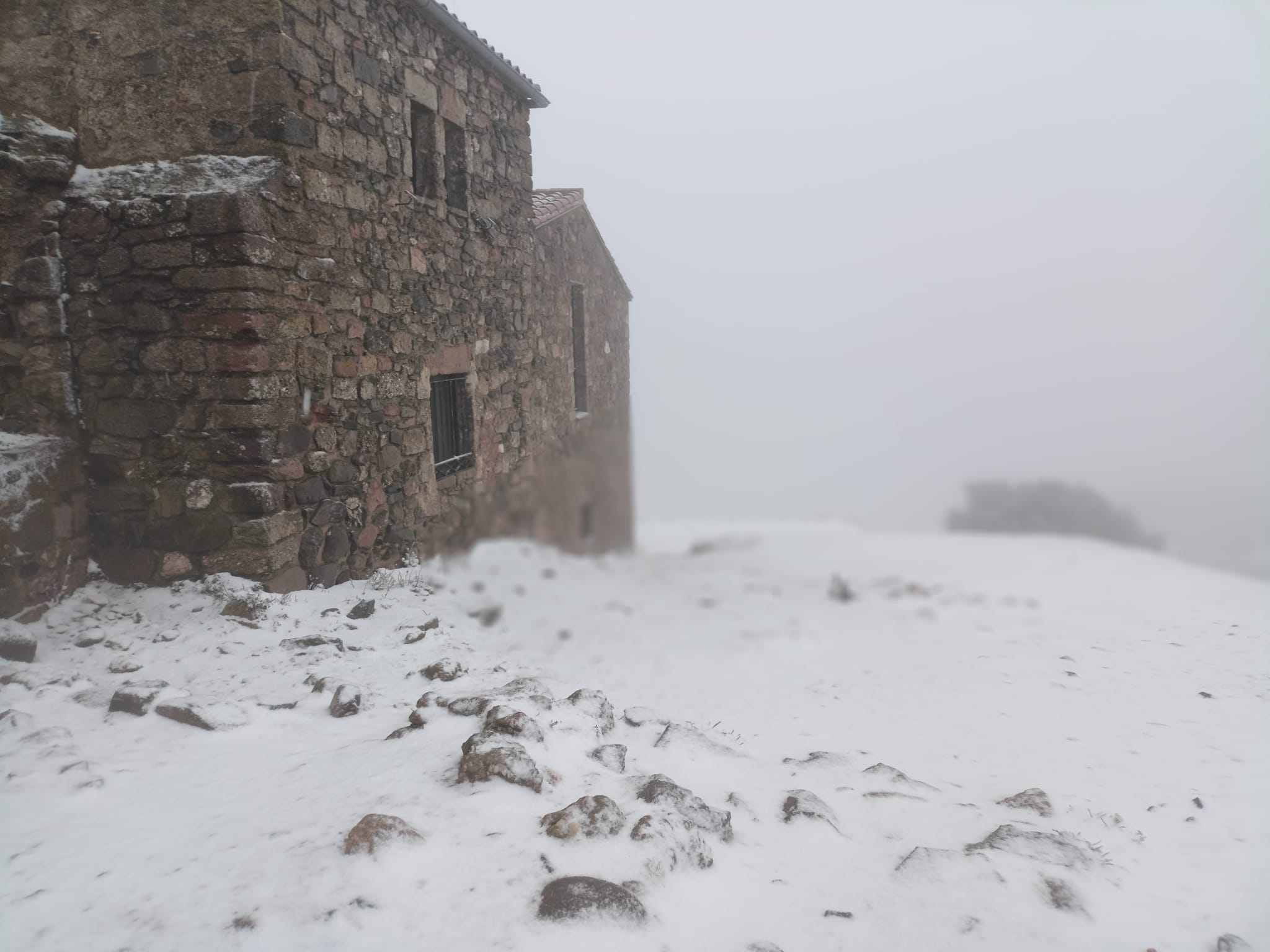 Aquest dimarts 7 de febrer de 2023, La Mola gaudeix de la segona nevada de l’any. La neu ha deixat emblanquinada la muntanya de la mateixa manera que ho va fer fa dues setmanes.