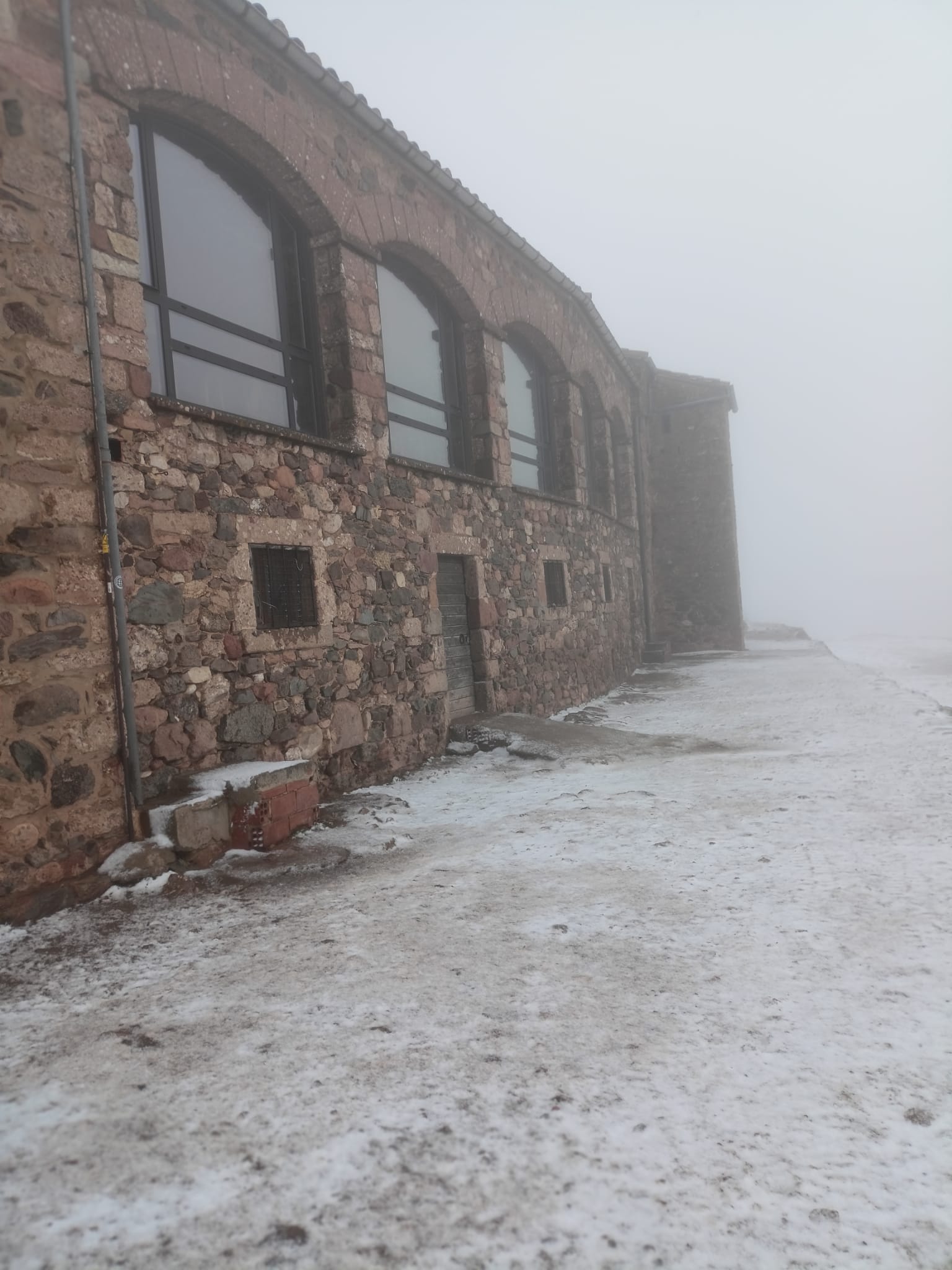 Aquest dimarts 7 de febrer de 2023, La Mola gaudeix de la segona nevada de l’any. La neu ha deixat emblanquinada la muntanya de la mateixa manera que ho va fer fa dues setmanes.