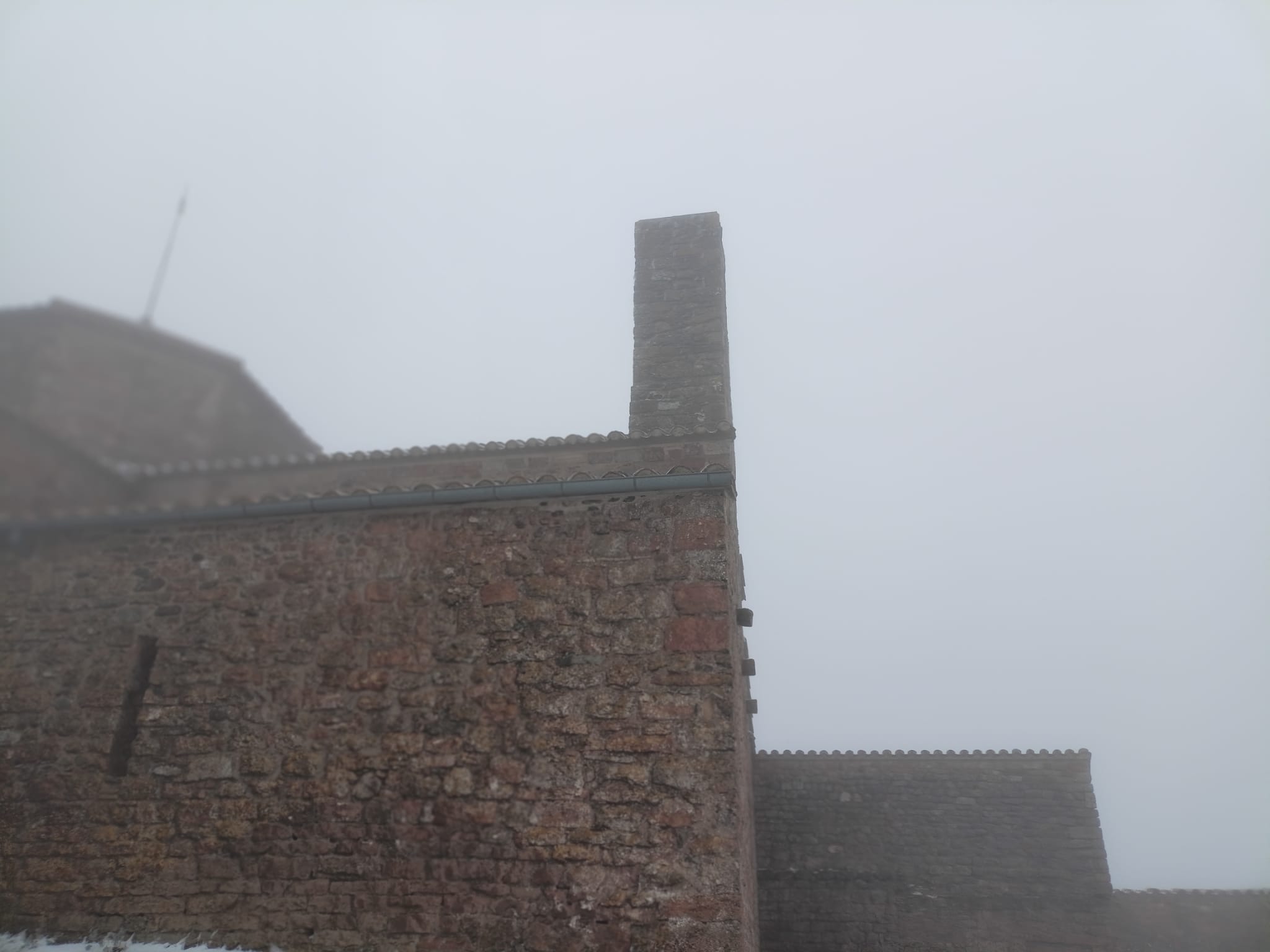 Aquest dimarts 7 de febrer de 2023, La Mola gaudeix de la segona nevada de l’any. La neu ha deixat emblanquinada la muntanya de la mateixa manera que ho va fer fa dues setmanes.