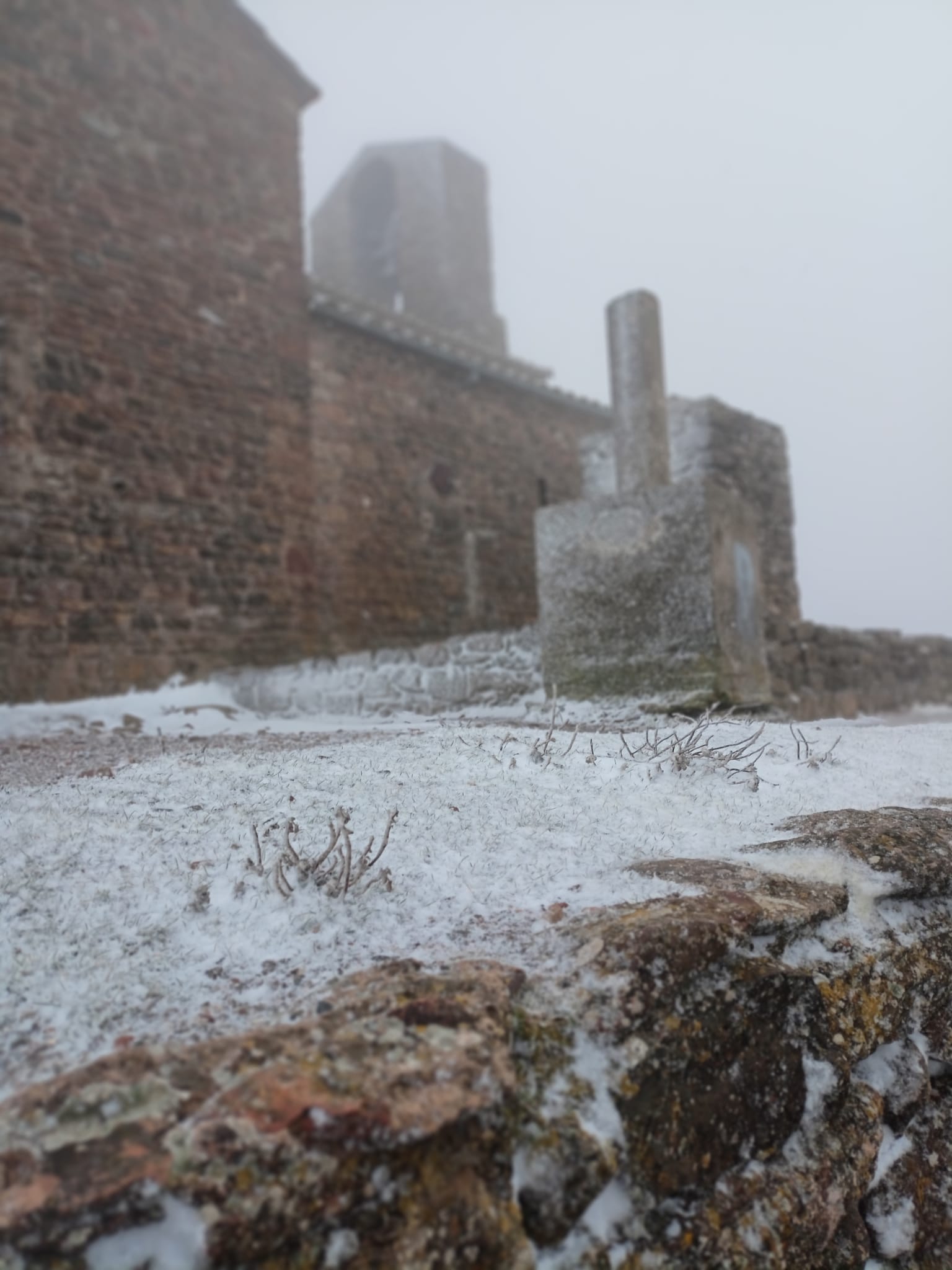 Aquest dimarts 7 de febrer de 2023, La Mola gaudeix de la segona nevada de l’any. La neu ha deixat emblanquinada la muntanya de la mateixa manera que ho va fer fa dues setmanes.