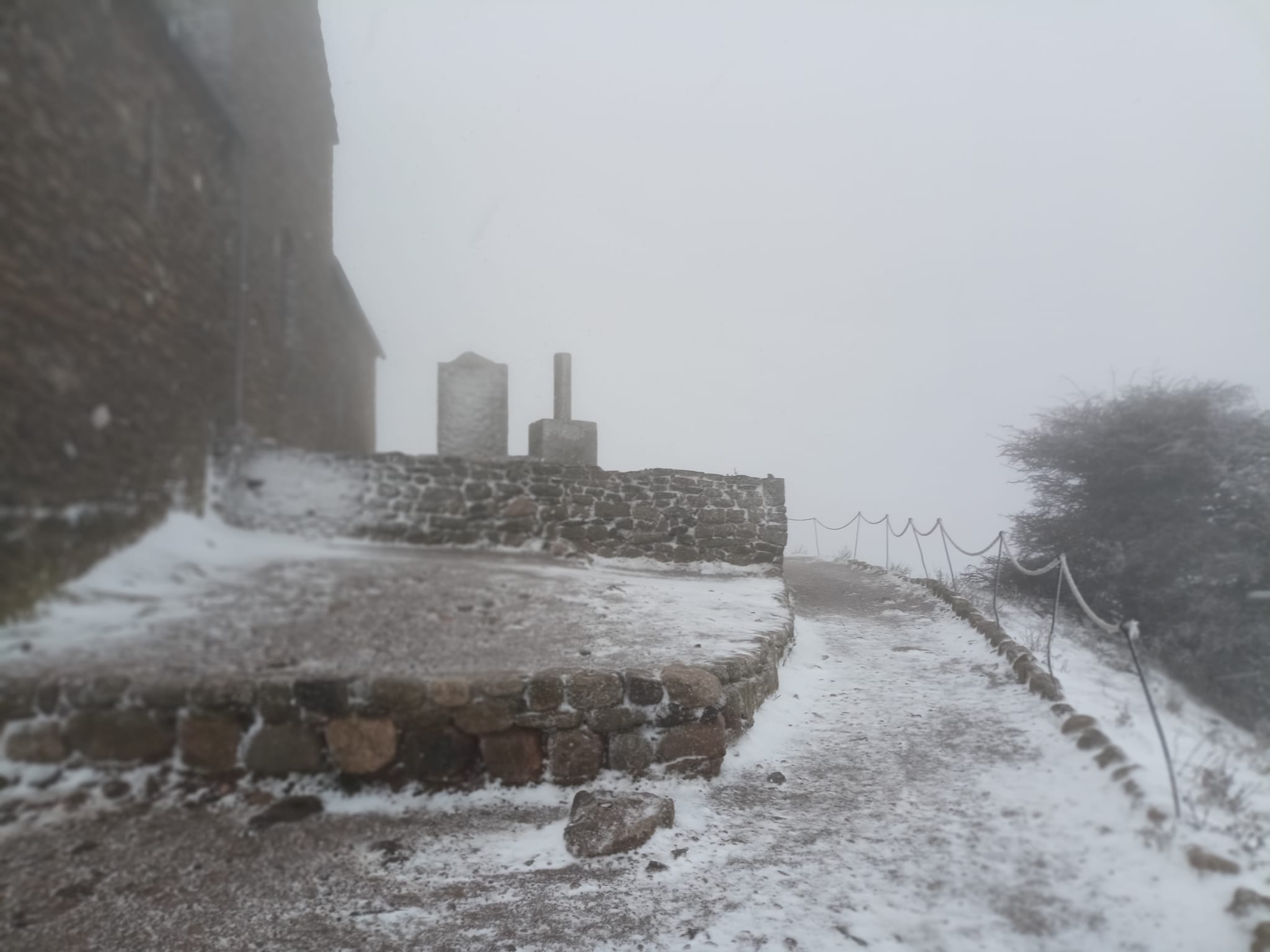 Aquest dimarts 7 de febrer de 2023, La Mola gaudeix de la segona nevada de l’any. La neu ha deixat emblanquinada la muntanya de la mateixa manera que ho va fer fa dues setmanes.