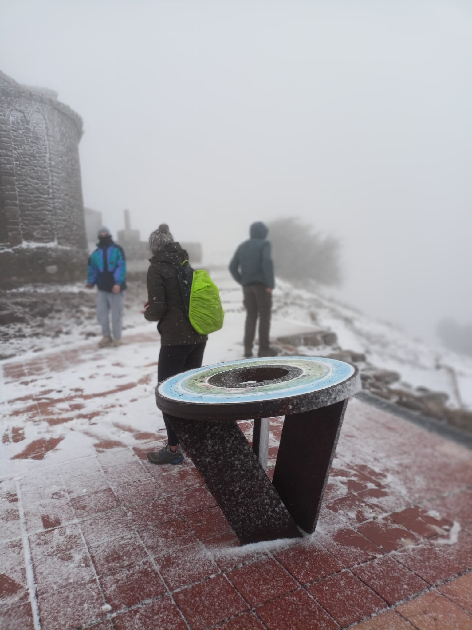 Aquest dimarts 7 de febrer de 2023, La Mola gaudeix de la segona nevada de l’any. La neu ha deixat emblanquinada la muntanya de la mateixa manera que ho va fer fa dues setmanes.